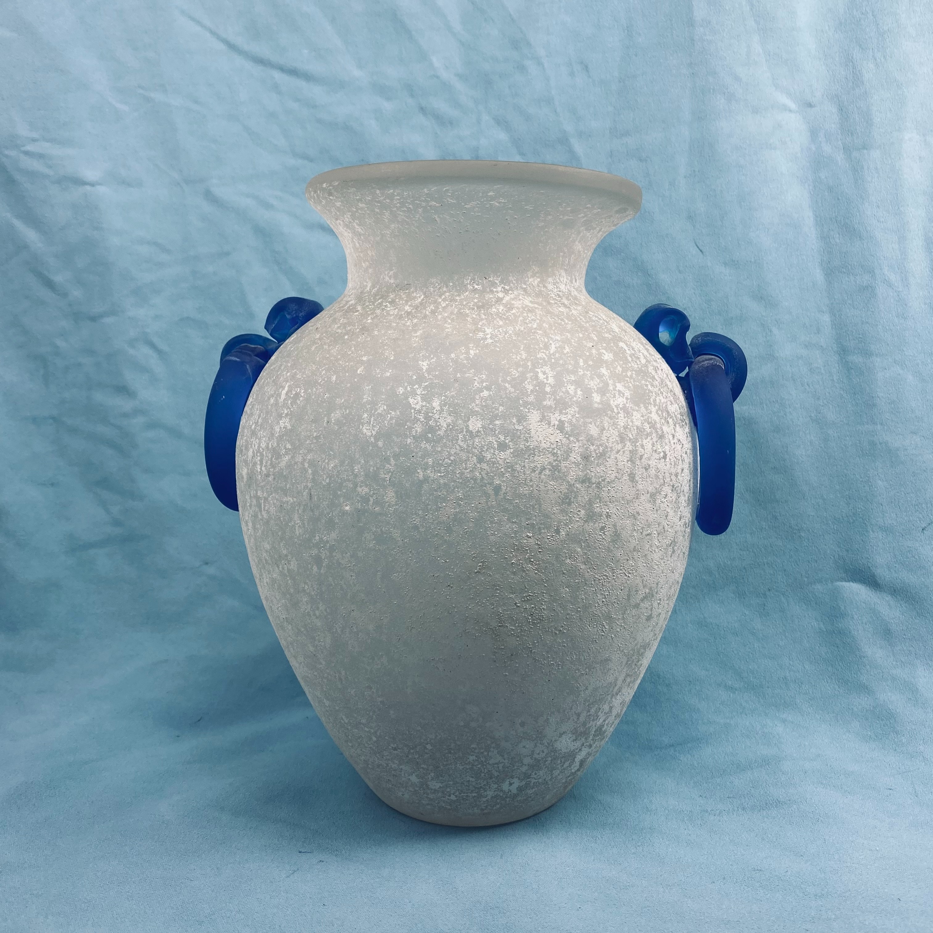 Voir photo 3 de Superbe Vase Murano Vintage - Verre Scavo Blanc et Anses bleues (Années 70/80) Superbe Vase Murano Vintage - Verre Scavo Blanc et Anses bleues (Années 70/80) Très bon état reconditionné photo 3