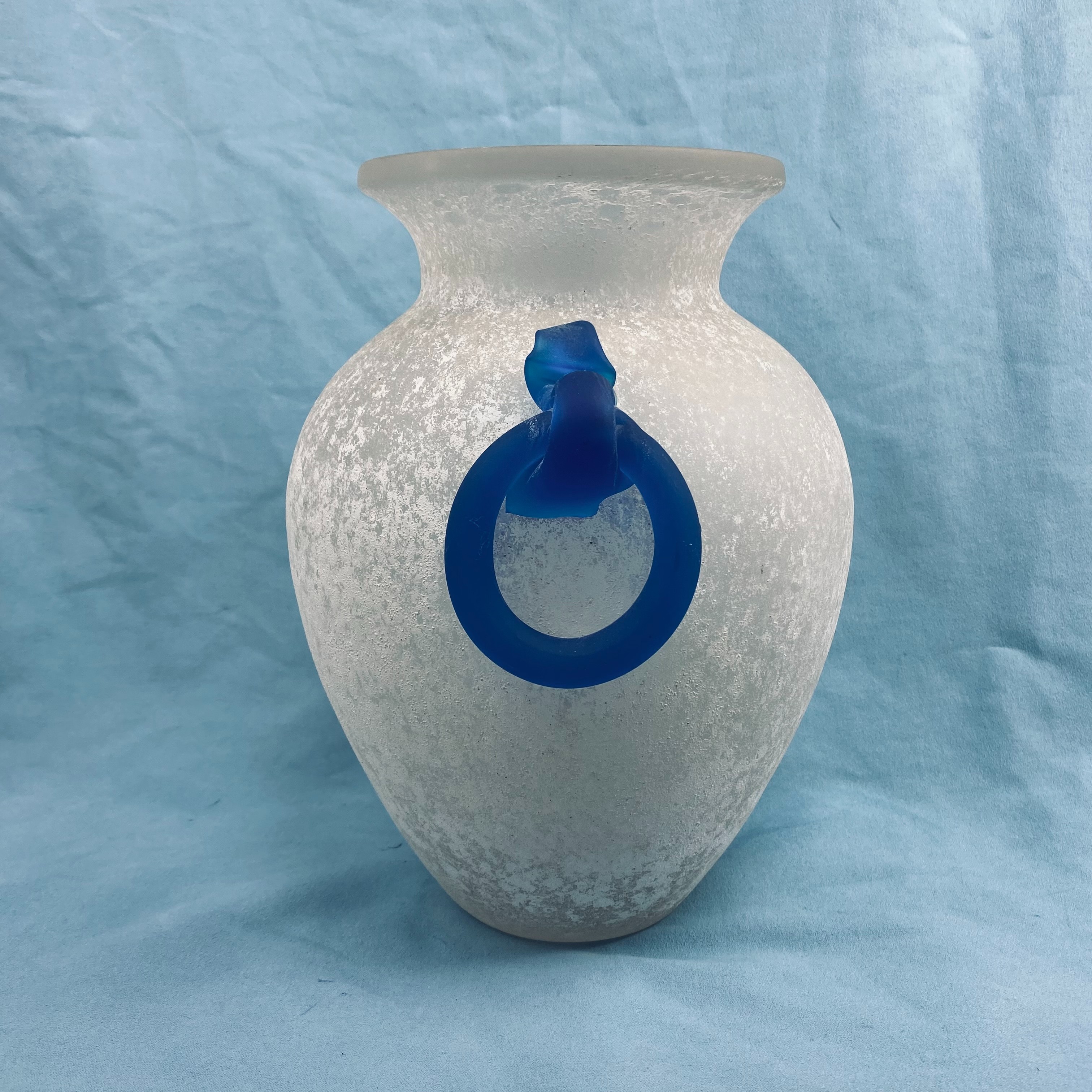 Voir photo 4 de Superbe Vase Murano Vintage - Verre Scavo Blanc et Anses bleues (Années 70/80) Superbe Vase Murano Vintage - Verre Scavo Blanc et Anses bleues (Années 70/80) Très bon état reconditionné photo 4