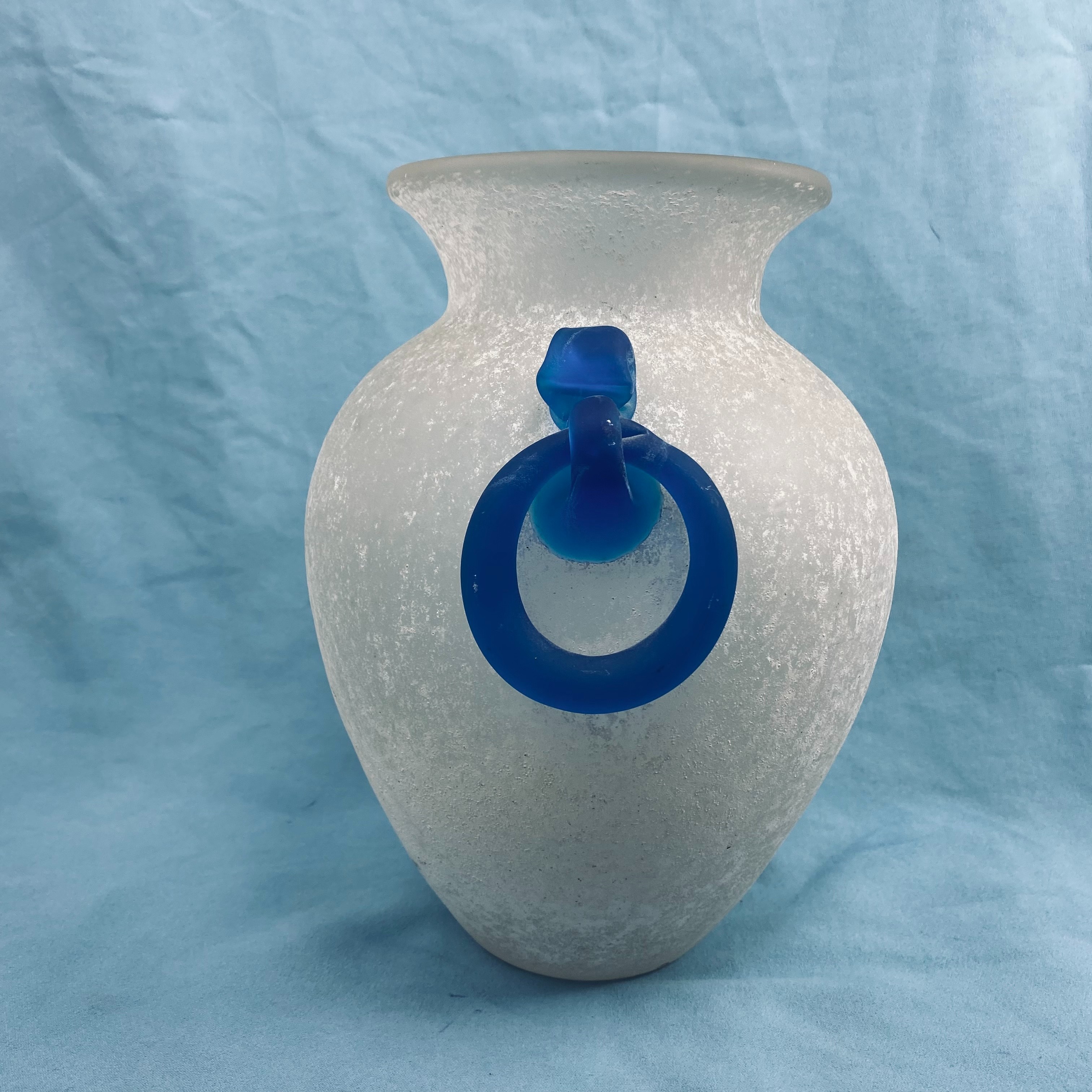 Voir photo 5 de Superbe Vase Murano Vintage - Verre Scavo Blanc et Anses bleues (Années 70/80) Superbe Vase Murano Vintage - Verre Scavo Blanc et Anses bleues (Années 70/80) Très bon état reconditionné photo 5