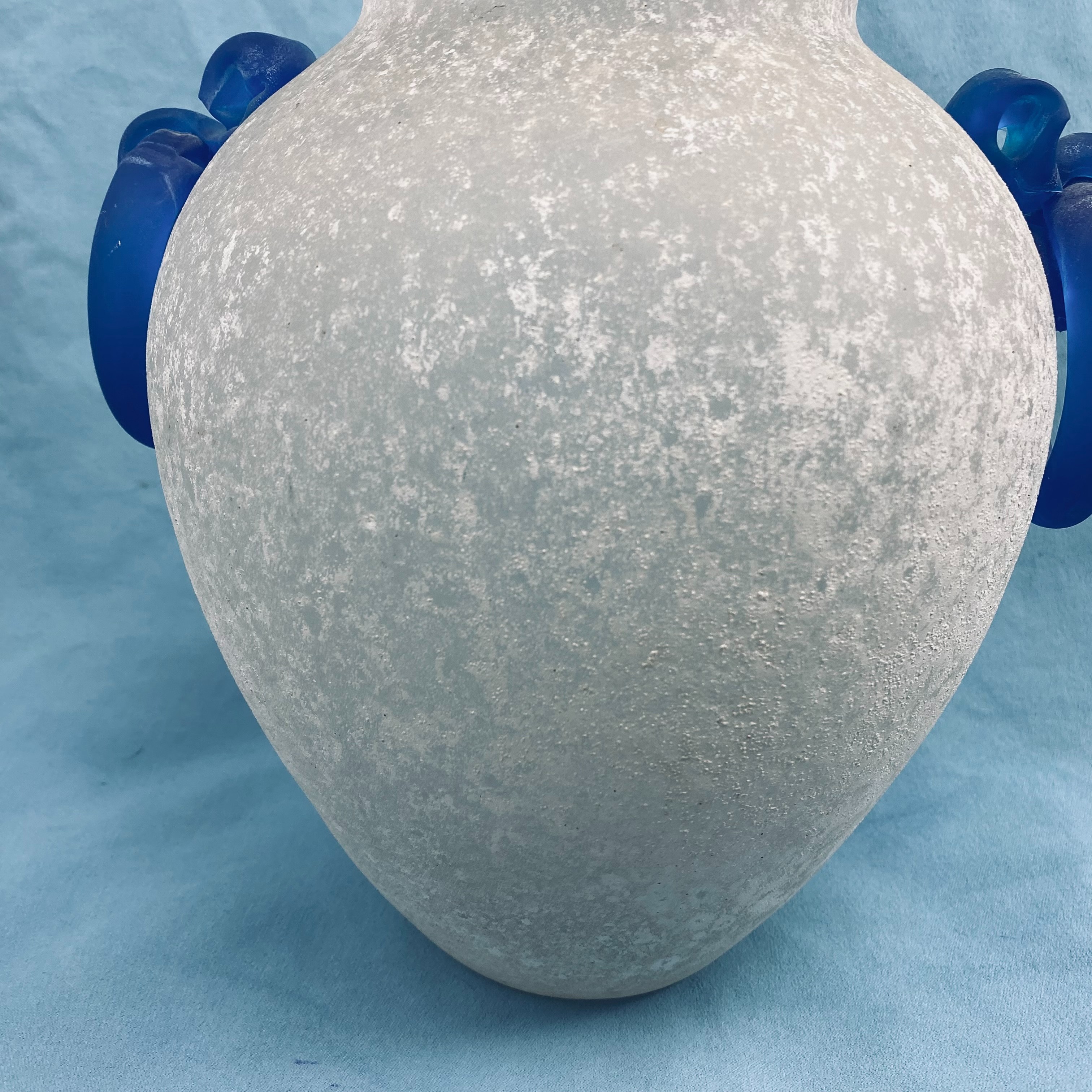 Voir photo 6 de Superbe Vase Murano Vintage - Verre Scavo Blanc et Anses bleues (Années 70/80) Superbe Vase Murano Vintage - Verre Scavo Blanc et Anses bleues (Années 70/80) Très bon état reconditionné photo 6