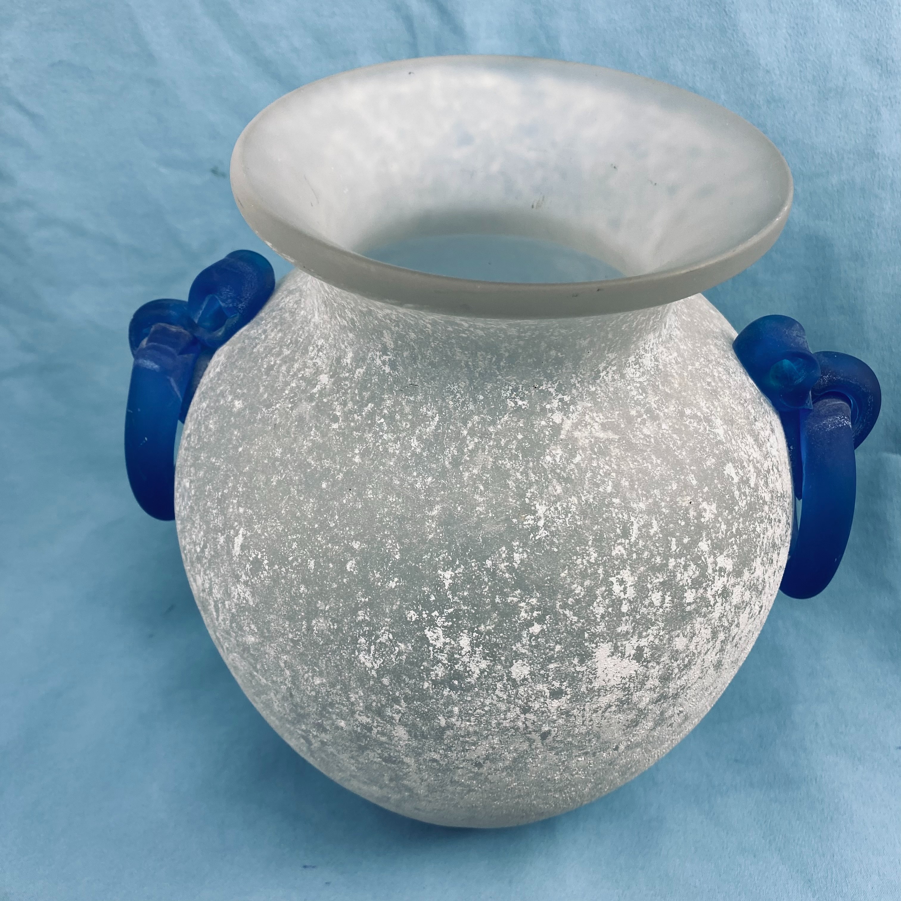 Voir photo 7 de Superbe Vase Murano Vintage - Verre Scavo Blanc et Anses bleues (Années 70/80) Superbe Vase Murano Vintage - Verre Scavo Blanc et Anses bleues (Années 70/80) Très bon état reconditionné photo 7
