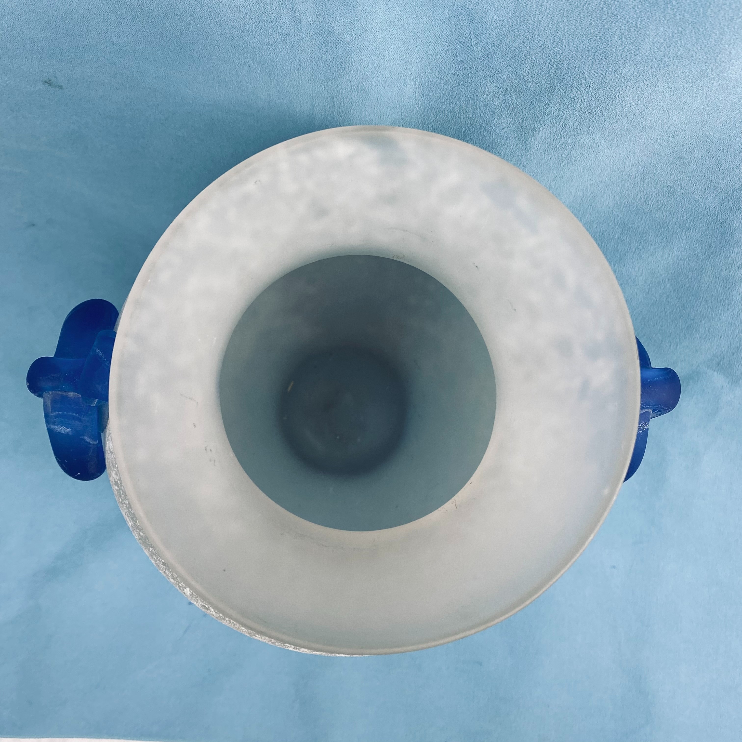 Voir photo 8 de Superbe Vase Murano Vintage - Verre Scavo Blanc et Anses bleues (Années 70/80) Superbe Vase Murano Vintage - Verre Scavo Blanc et Anses bleues (Années 70/80) Très bon état reconditionné photo 8