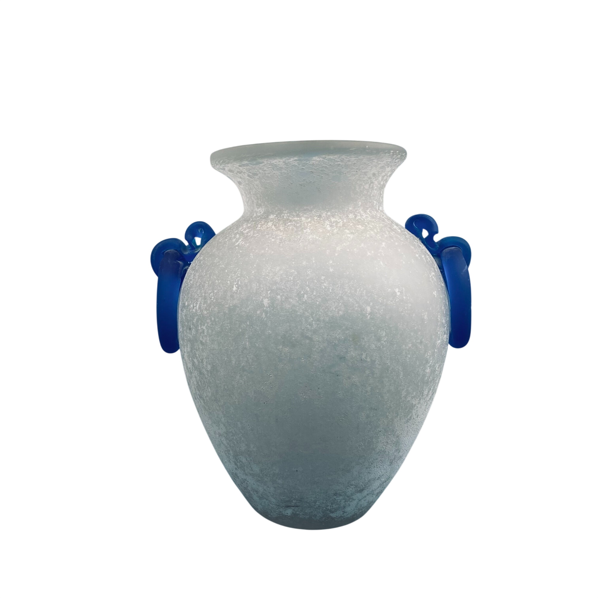 Superbe Vase Murano Vintage - Verre Scavo Blanc et Anses bleues (Années 70/80) Très bon état - 150,00 € Superbe Vase Murano Vintage - Verre Scavo Blanc et Anses bleues (Années 70/80) Très bon état reconditionné disponible sur Label Emmaüs