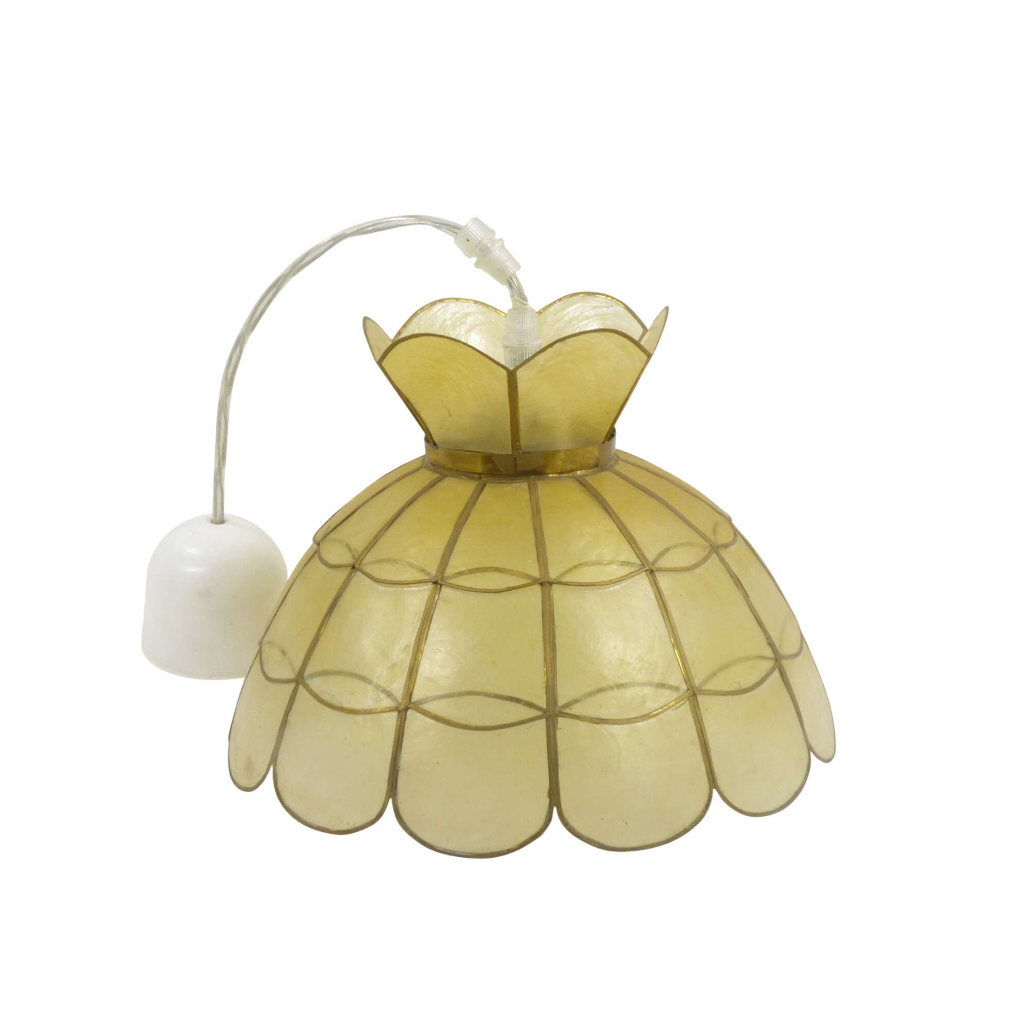 Acheter Suspension électrifiée vintage - Nacre et laiton Bon état - 17,50 € Suspension électrifiée vintage - Nacre et laiton Bon état reconditionné disponible sur Label Emmaüs