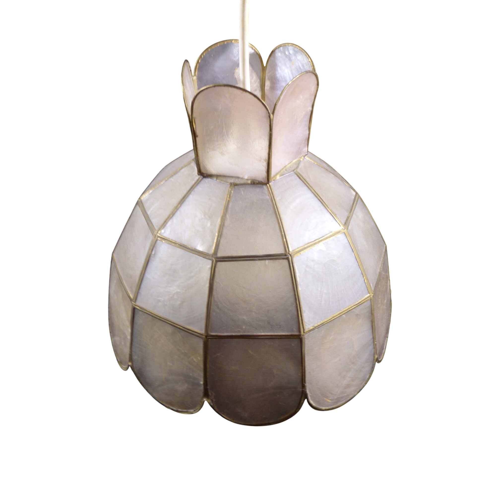 Suspension en nacre vintage / Déco naturelle - Années 70 Bon état - 12,50 € Suspension en nacre vintage / Déco naturelle - Années 70 Bon état reconditionné disponible sur Label Emmaüs