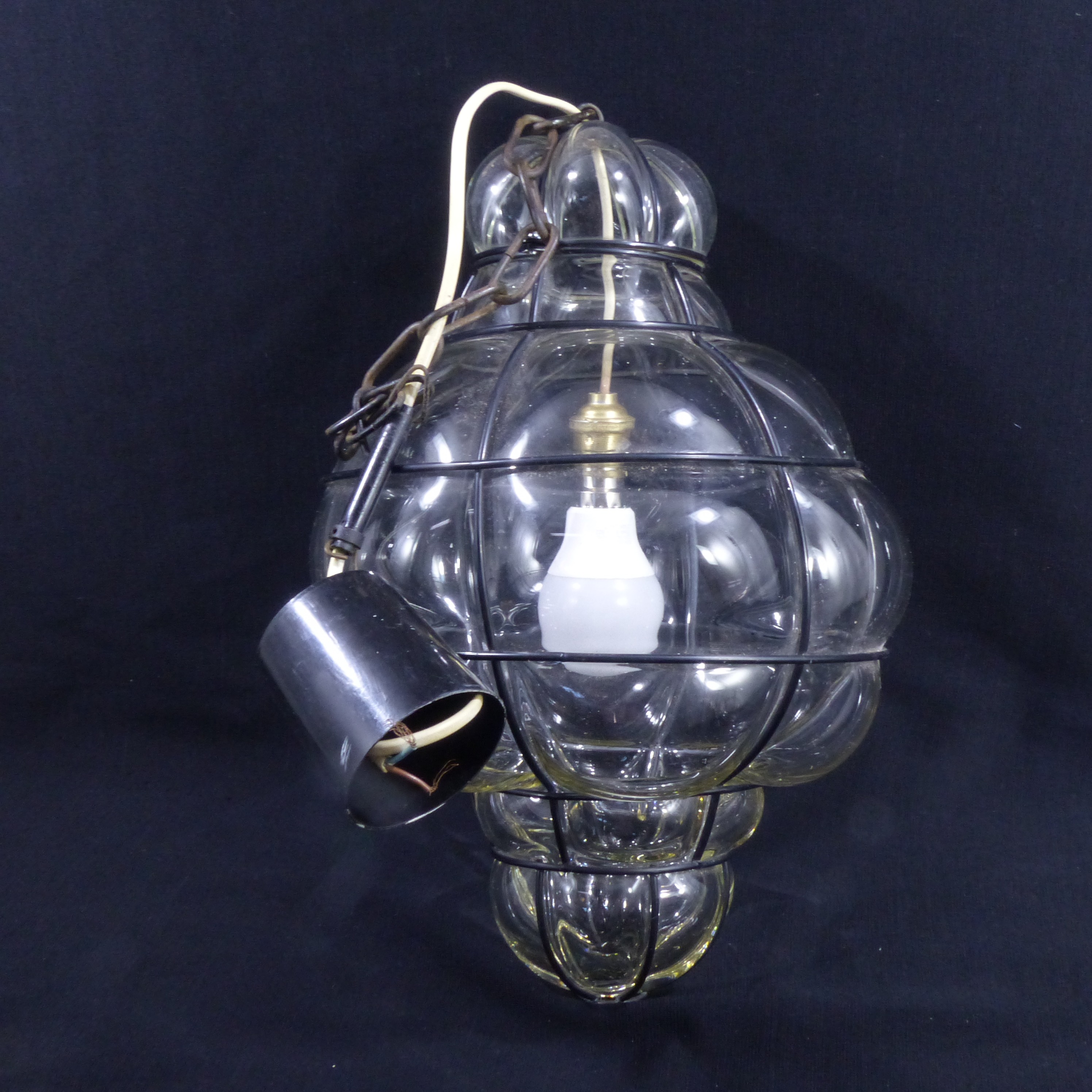 Voir photo 2 de Suspension en verre murano en cage - Dans le goût de Marbro Suspension en verre murano en cage - Dans le goût de Marbro Bon état reconditionné photo 2