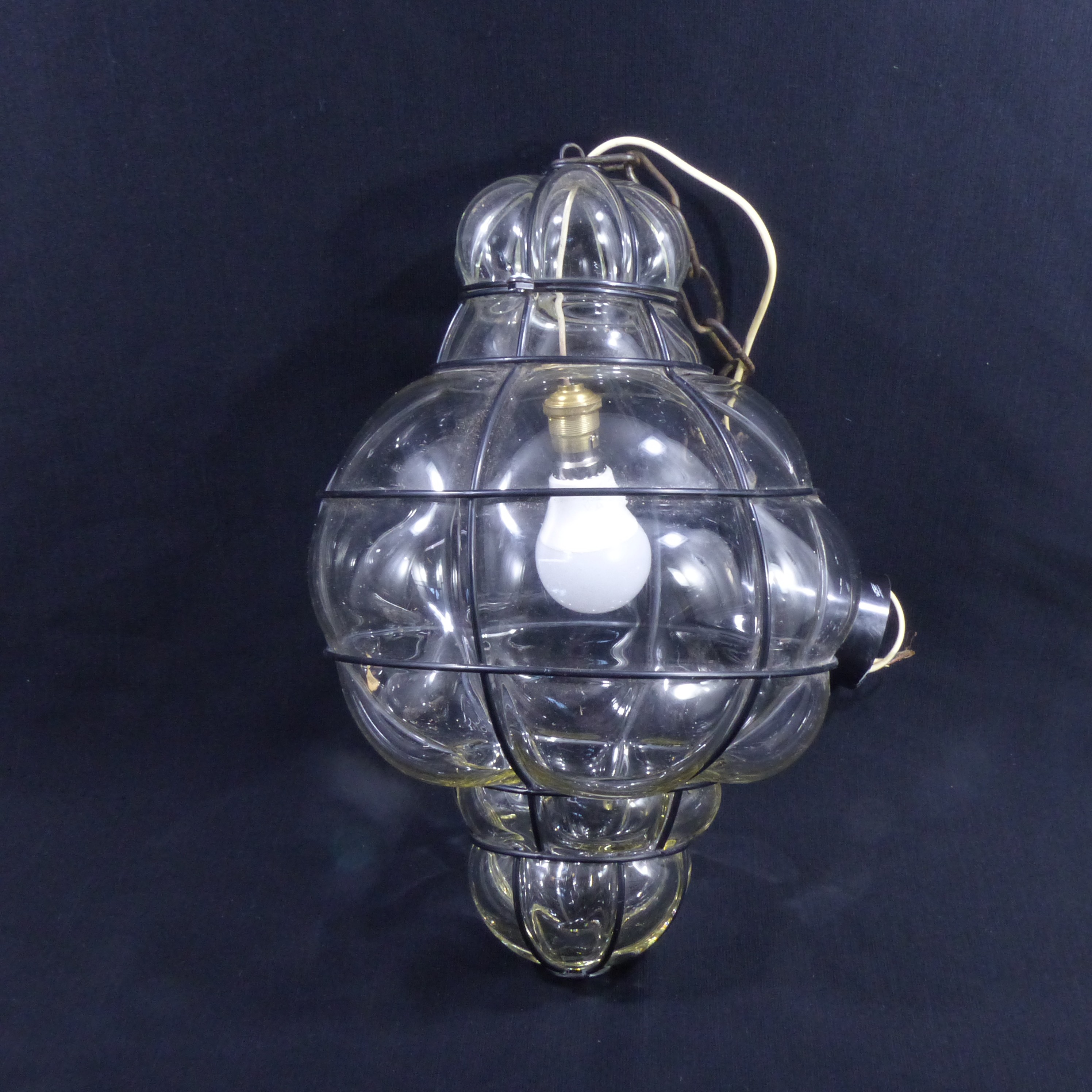Voir photo 3 de Suspension en verre murano en cage - Dans le goût de Marbro Suspension en verre murano en cage - Dans le goût de Marbro Bon état reconditionné photo 3