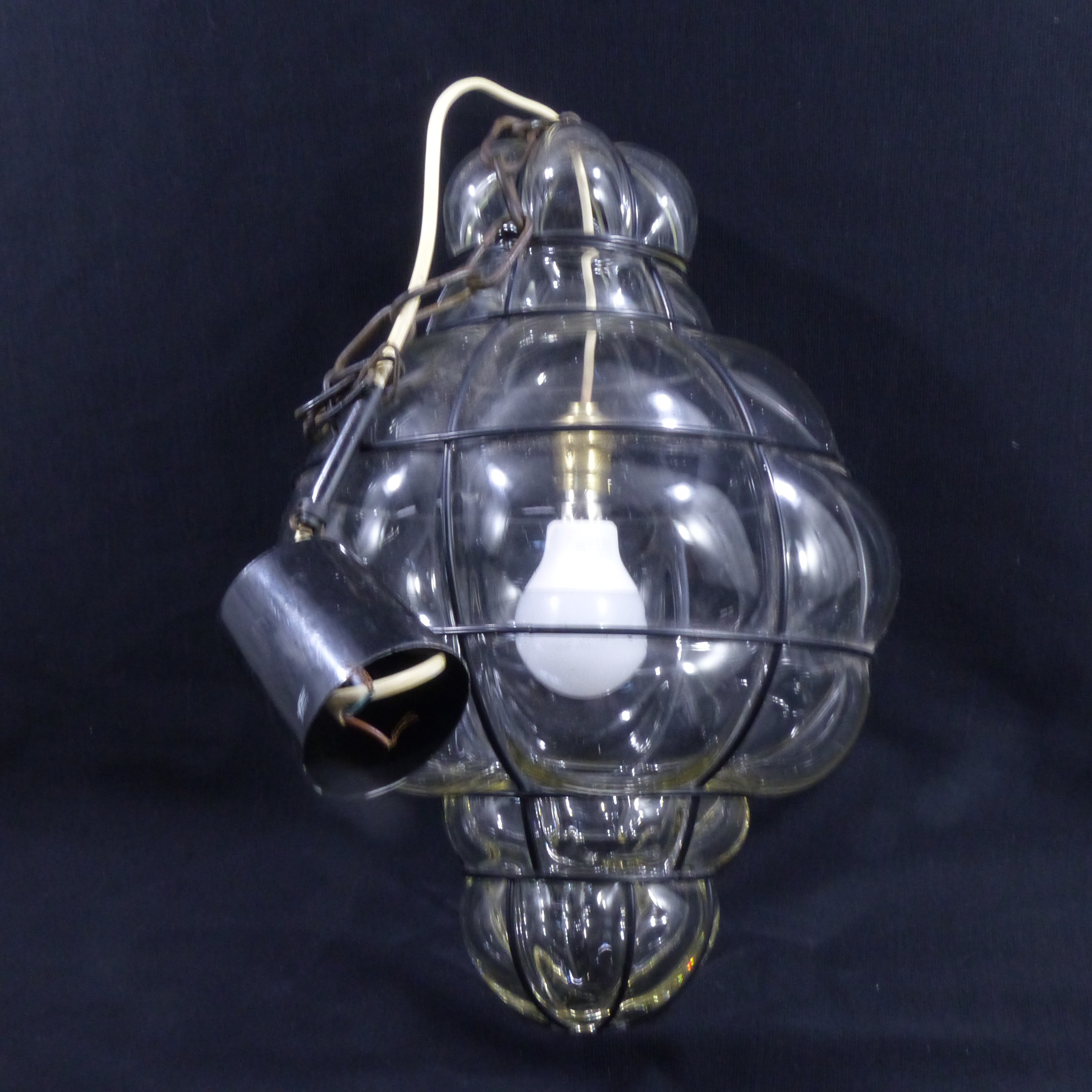 Voir photo 4 de Suspension en verre murano en cage - Dans le goût de Marbro Suspension en verre murano en cage - Dans le goût de Marbro Bon état reconditionné photo 4