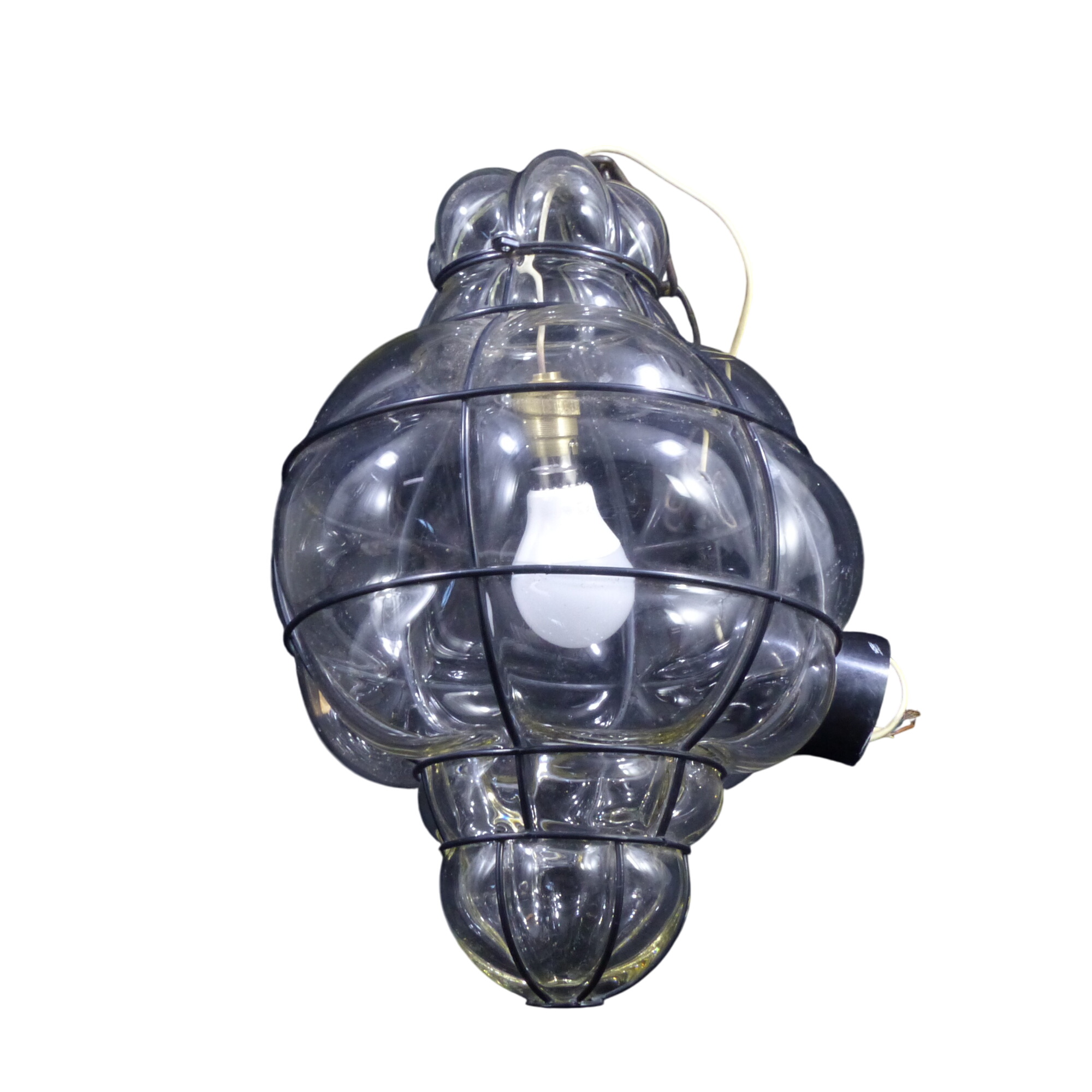 Suspension en verre murano en cage - Dans le goût de Marbro Bon état - 39,50 € Suspension en verre murano en cage - Dans le goût de Marbro Bon état reconditionné disponible sur Label Emmaüs