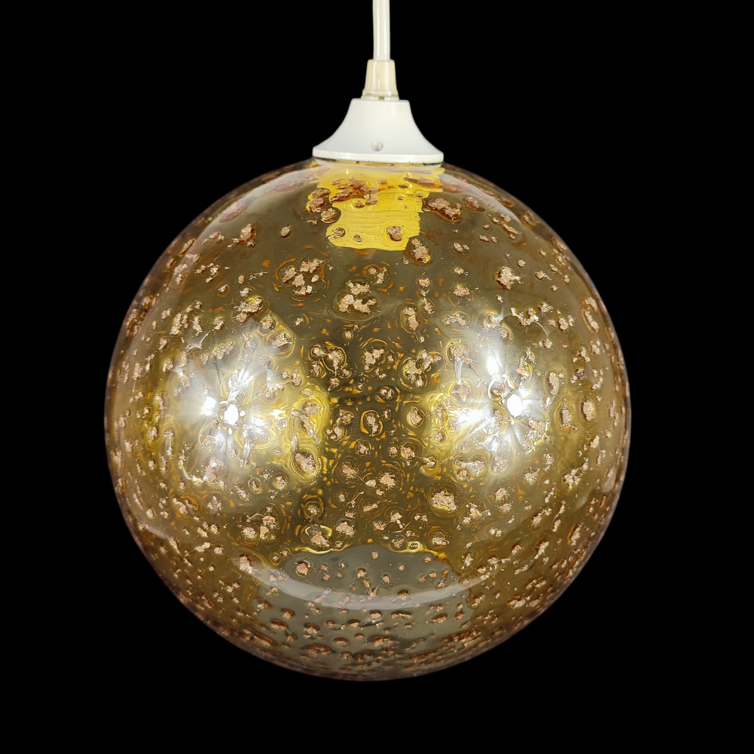 Voir photo 6 de Suspension globe vintage en verre bullé ambré avec incrustations de paillettes dorées Suspension globe vintage en verre bullé ambré avec incrustations de paillettes dorées Bon état reconditionné photo 6
