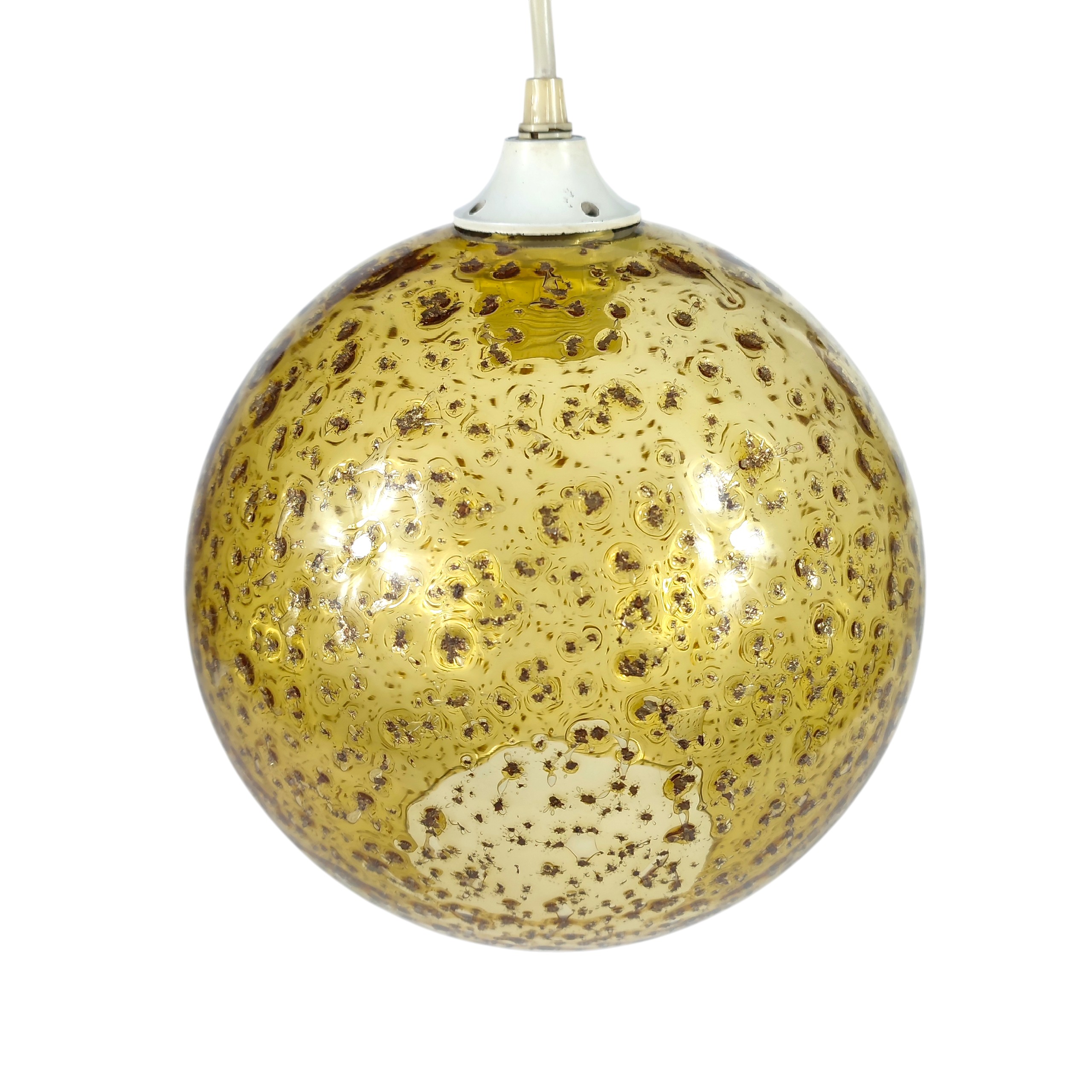 Suspension globe vintage en verre bullé ambré avec incrustations de paillettes dorées Bon état - 32,50 € Suspension globe vintage en verre bullé ambré avec incrustations de paillettes dorées Bon état reconditionné disponible sur Label Emmaüs