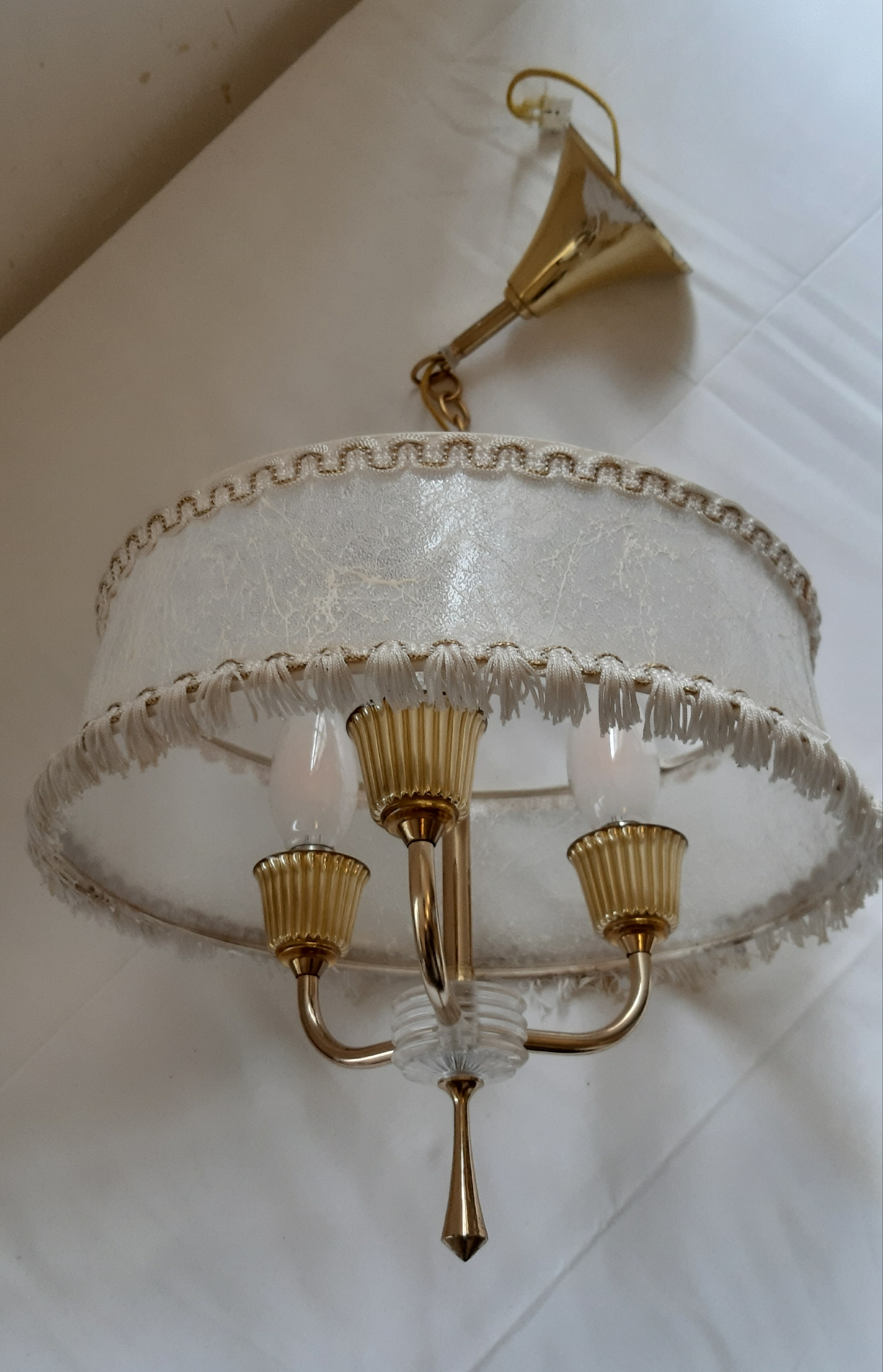 Voir photo 2 de Suspension Lustre 3 feu en métal doré avec abat jour à franges, vintange, années 50. Suspension Lustre 3 feu en métal doré avec abat jour à franges, vintange, années 50. Bon état reconditionné photo 2