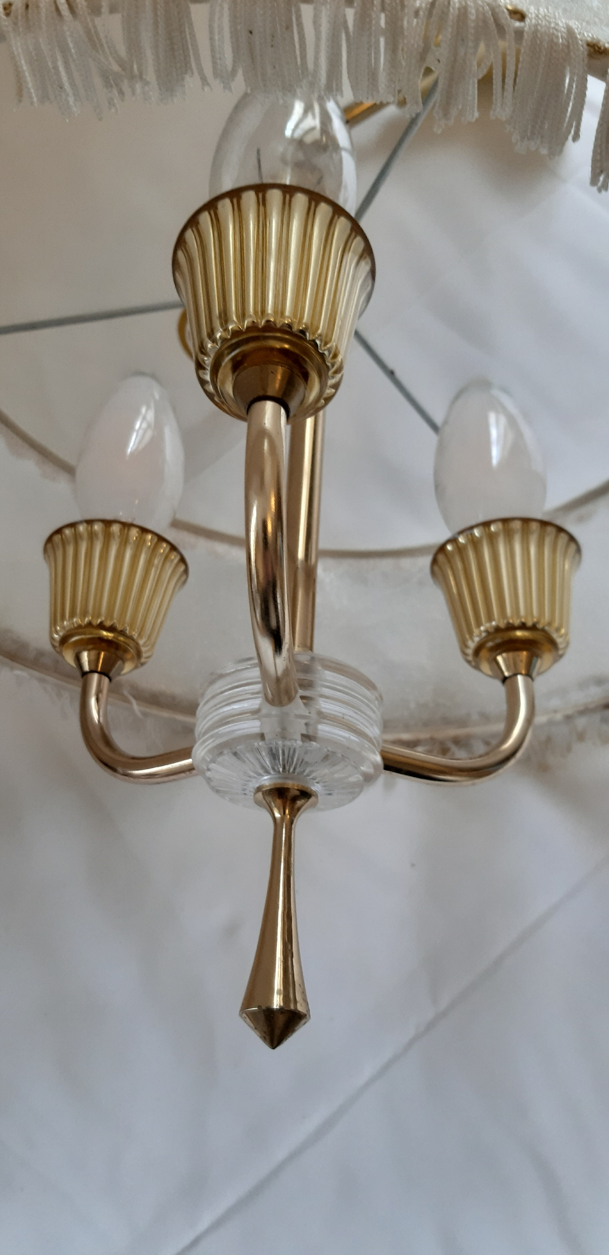 Voir photo 3 de Suspension Lustre 3 feu en métal doré avec abat jour à franges, vintange, années 50. Suspension Lustre 3 feu en métal doré avec abat jour à franges, vintange, années 50. Bon état reconditionné photo 3