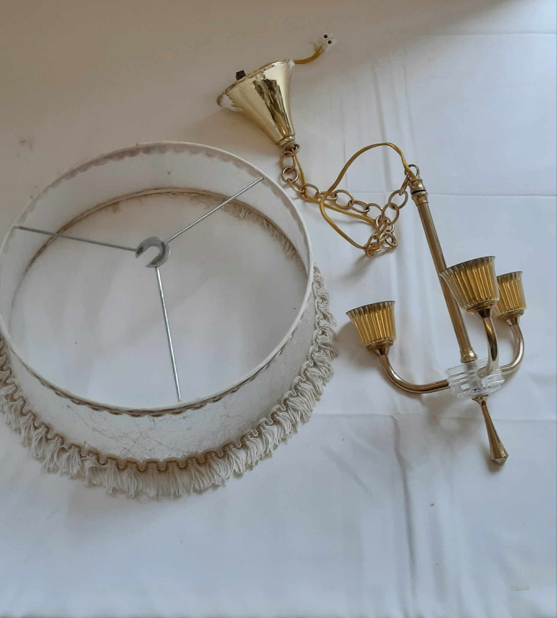 Voir photo 4 de Suspension Lustre 3 feu en métal doré avec abat jour à franges, vintange, années 50. Suspension Lustre 3 feu en métal doré avec abat jour à franges, vintange, années 50. Bon état reconditionné photo 4