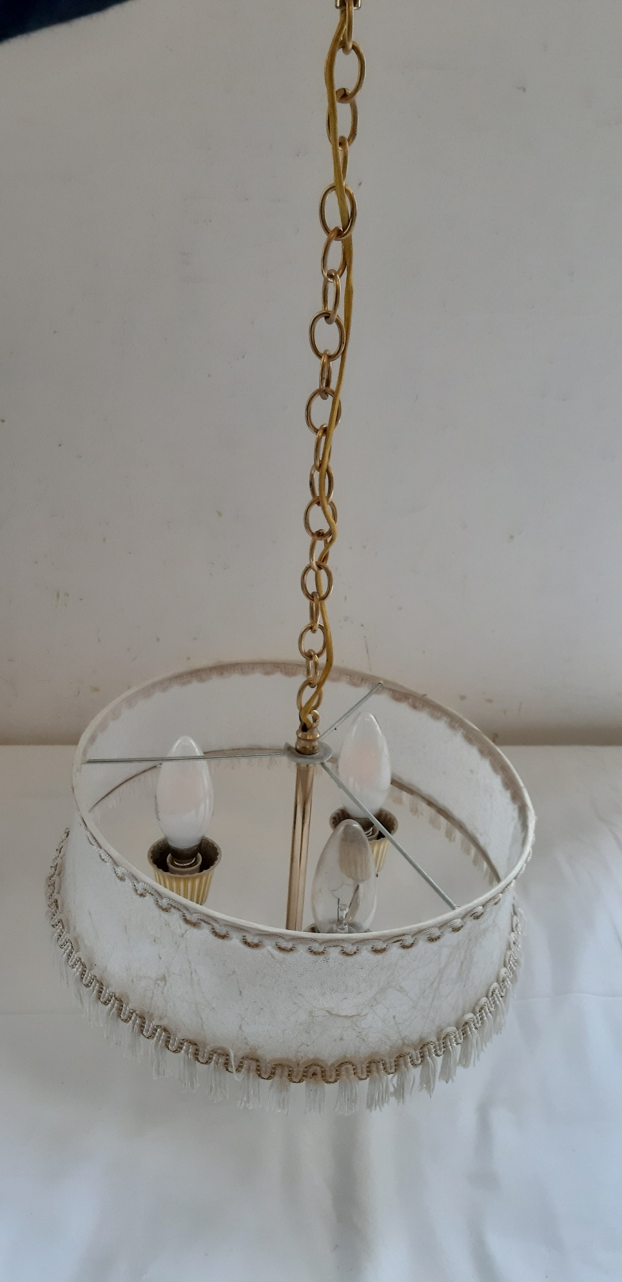 Voir photo 6 de Suspension Lustre 3 feu en métal doré avec abat jour à franges, vintange, années 50. Suspension Lustre 3 feu en métal doré avec abat jour à franges, vintange, années 50. Bon état reconditionné photo 6