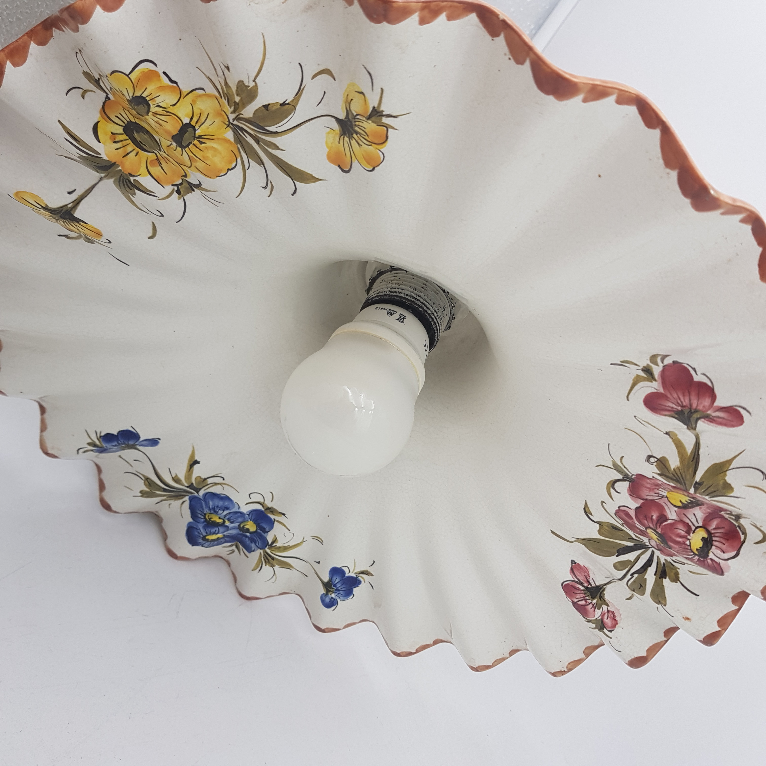 Voir photo 2 de Suspension vintage en céramique ondulé, aux motifs floraux Suspension vintage en céramique ondulé, aux motifs floraux reconditionné photo 2