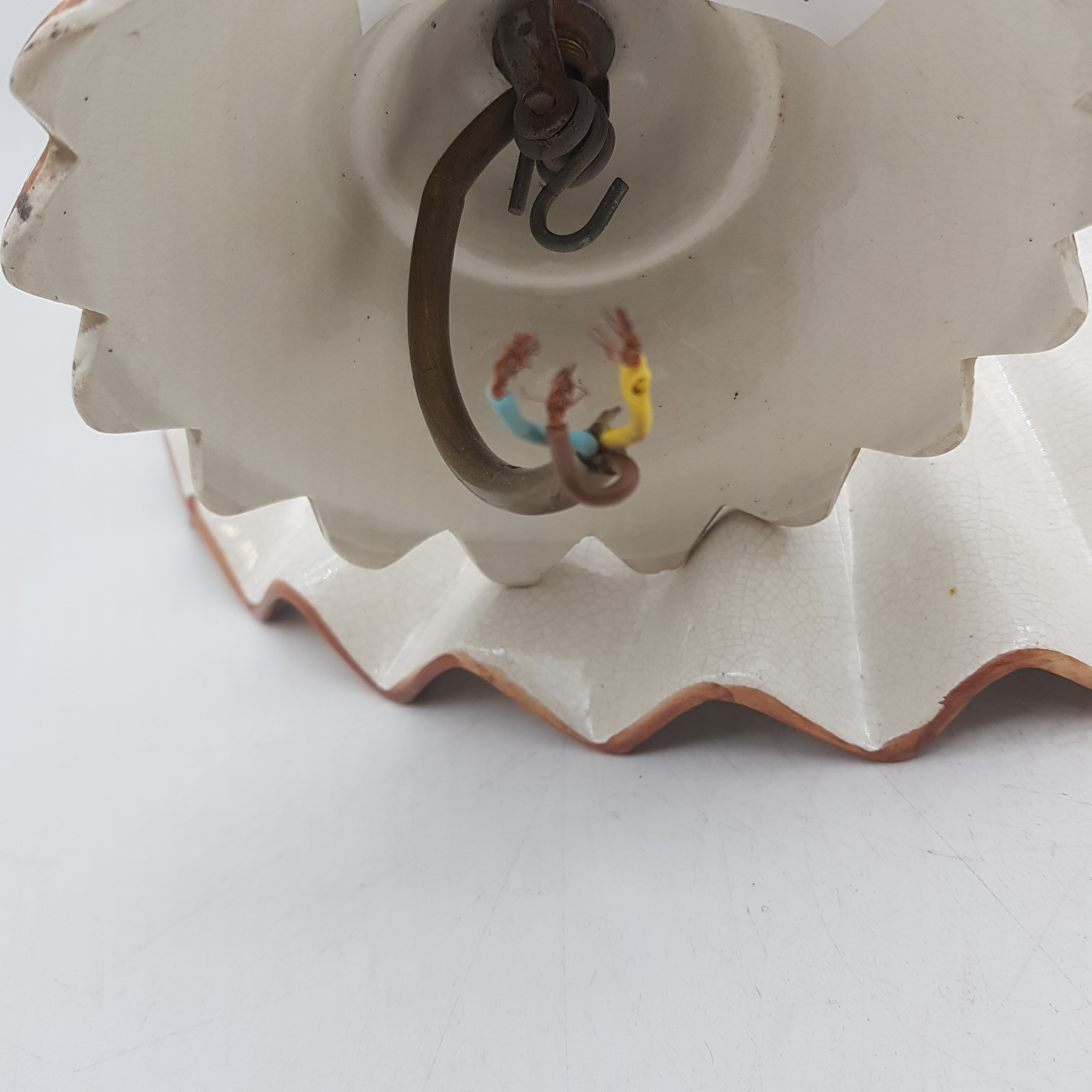 Voir photo 4 de Suspension vintage en céramique ondulé, aux motifs floraux Suspension vintage en céramique ondulé, aux motifs floraux reconditionné photo 4