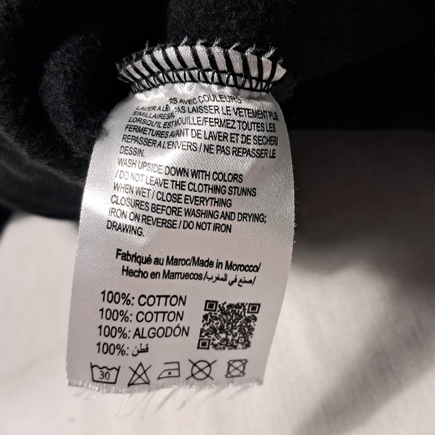Voir photo 6 de Sweat à capuche Moncler noir taille 6 ans Sweat à capuche Moncler noir taille 6 ans Très bon état reconditionné photo 6