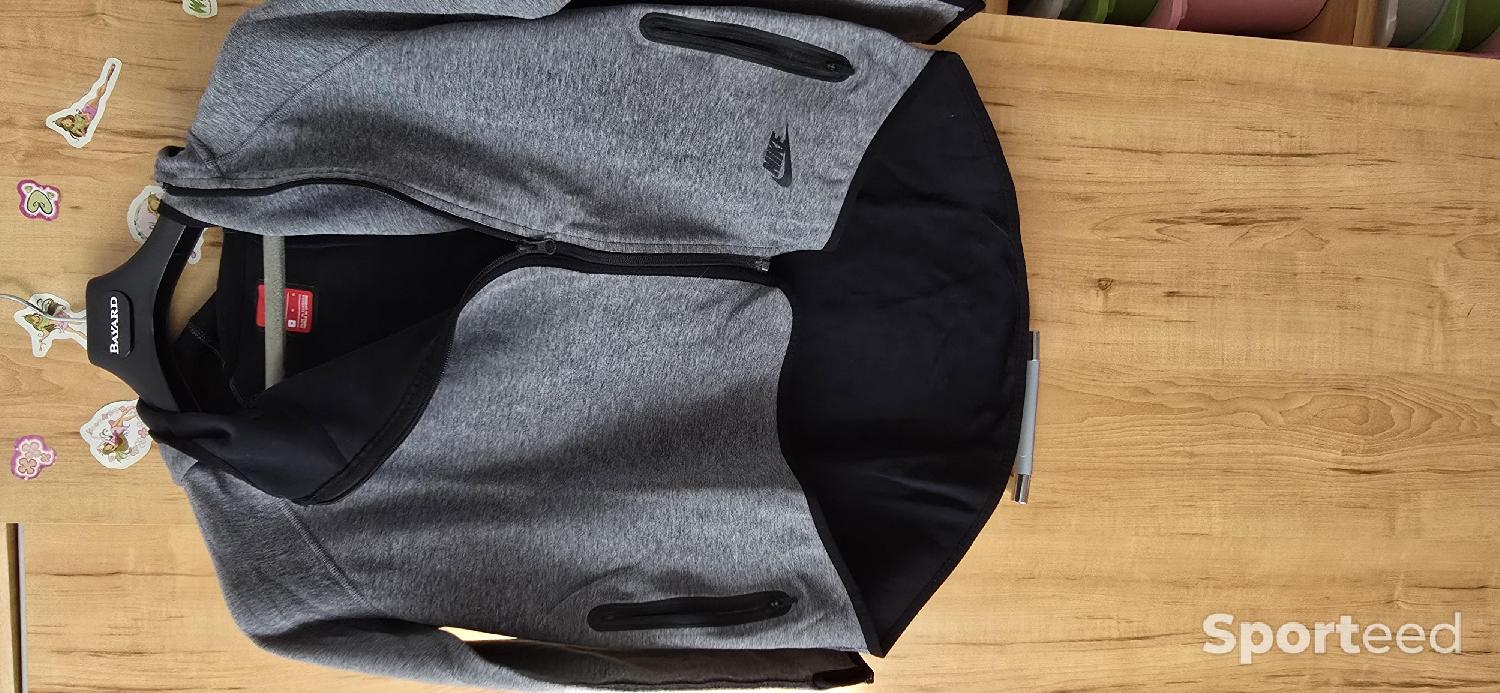 Acheter Sweat capuche M Très bon état - 10,00 € Sweat capuche M Très bon état reconditionné disponible sur Sporteed