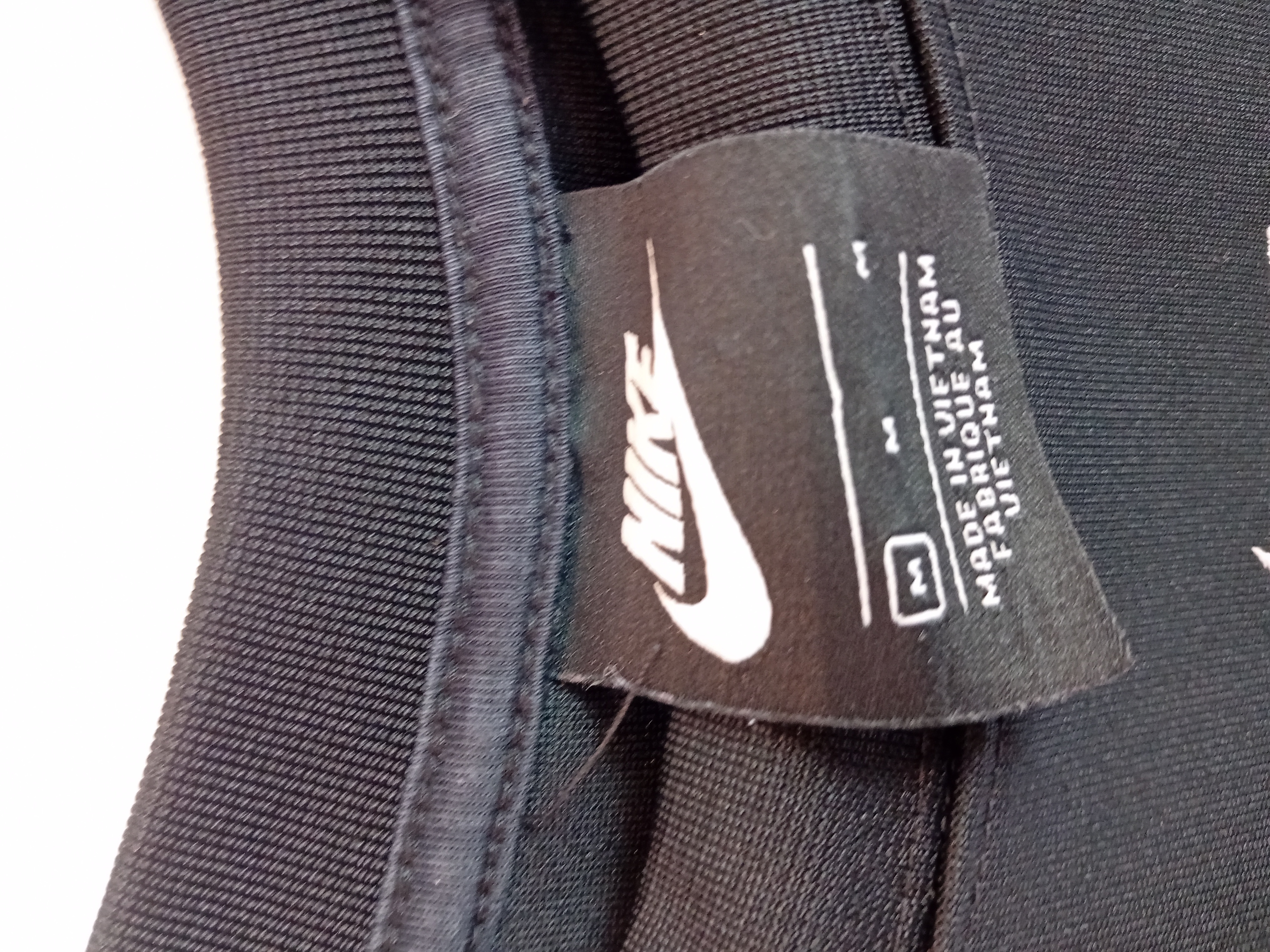Voir photo 4 de Sweat Nike Noir Bandes Logo Swoosh M (T5584) Sweat Nike Noir Bandes Logo Swoosh M (T5584) Très bon état reconditionné photo 4