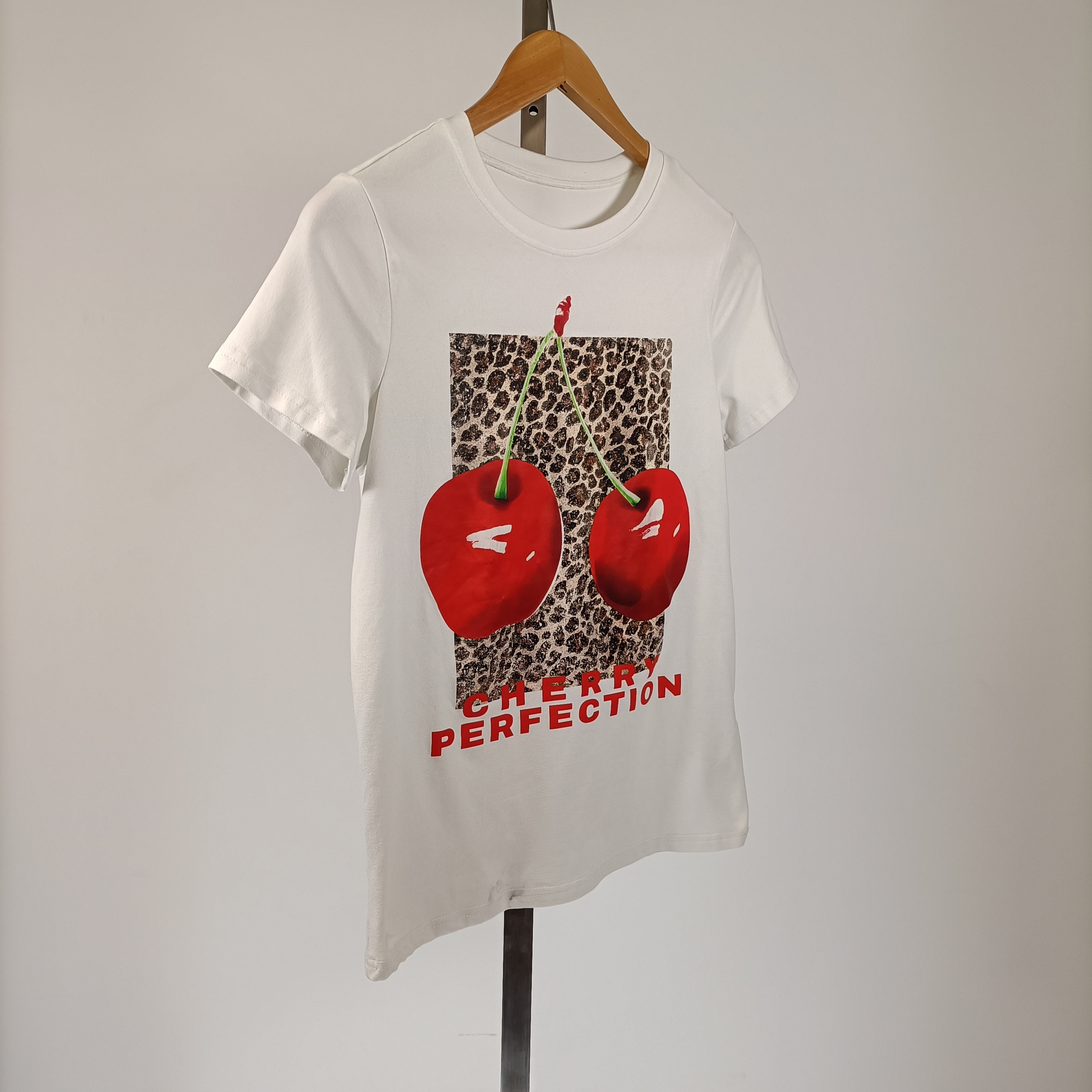 Voir photo 2 de T-shirt blanc cerises imprimé léopard stretch femme XS A3620 T-shirt blanc cerises imprimé léopard stretch femme XS A3620 Très bon état reconditionné photo 2