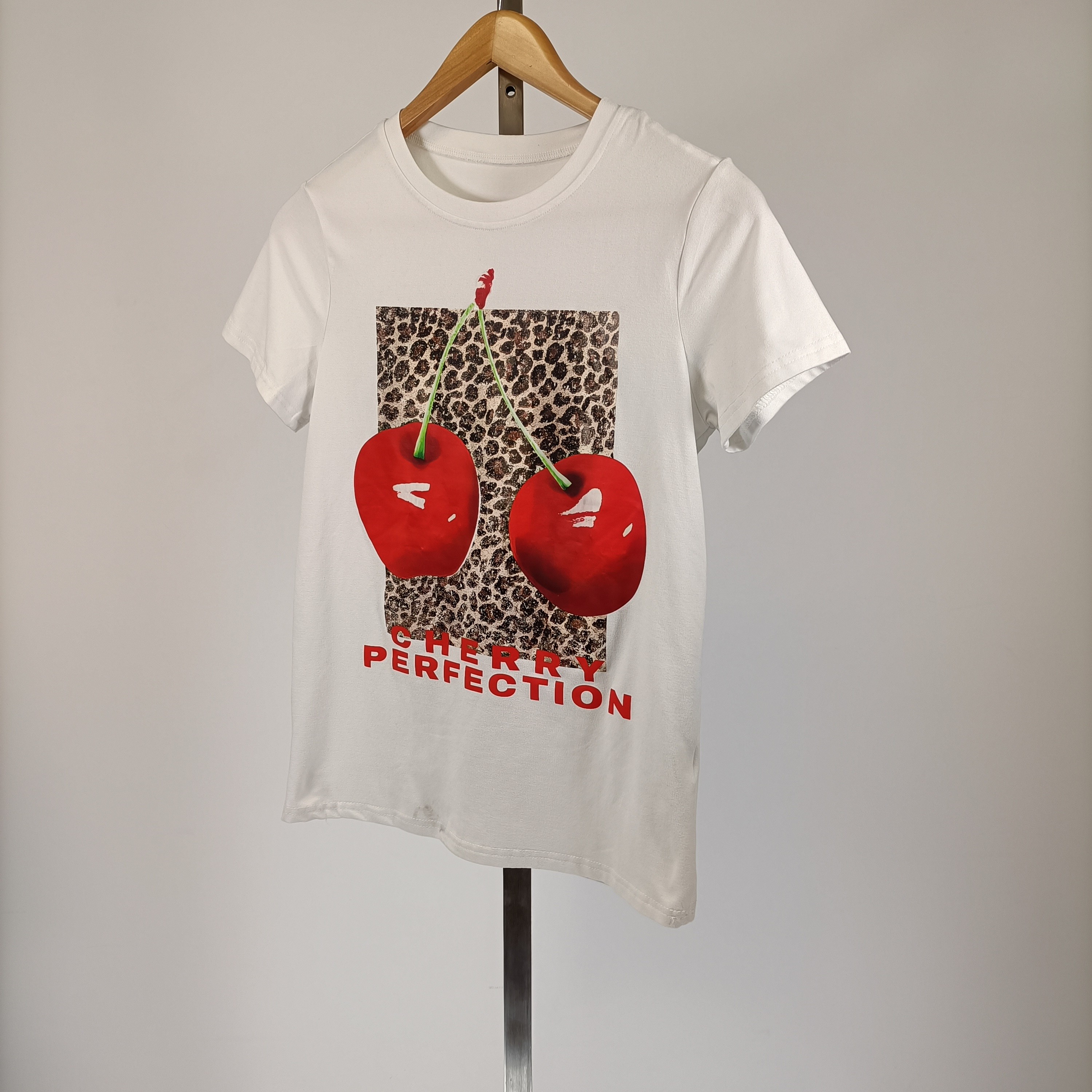 Voir photo 3 de T-shirt blanc cerises imprimé léopard stretch femme XS A3620 T-shirt blanc cerises imprimé léopard stretch femme XS A3620 Très bon état reconditionné photo 3