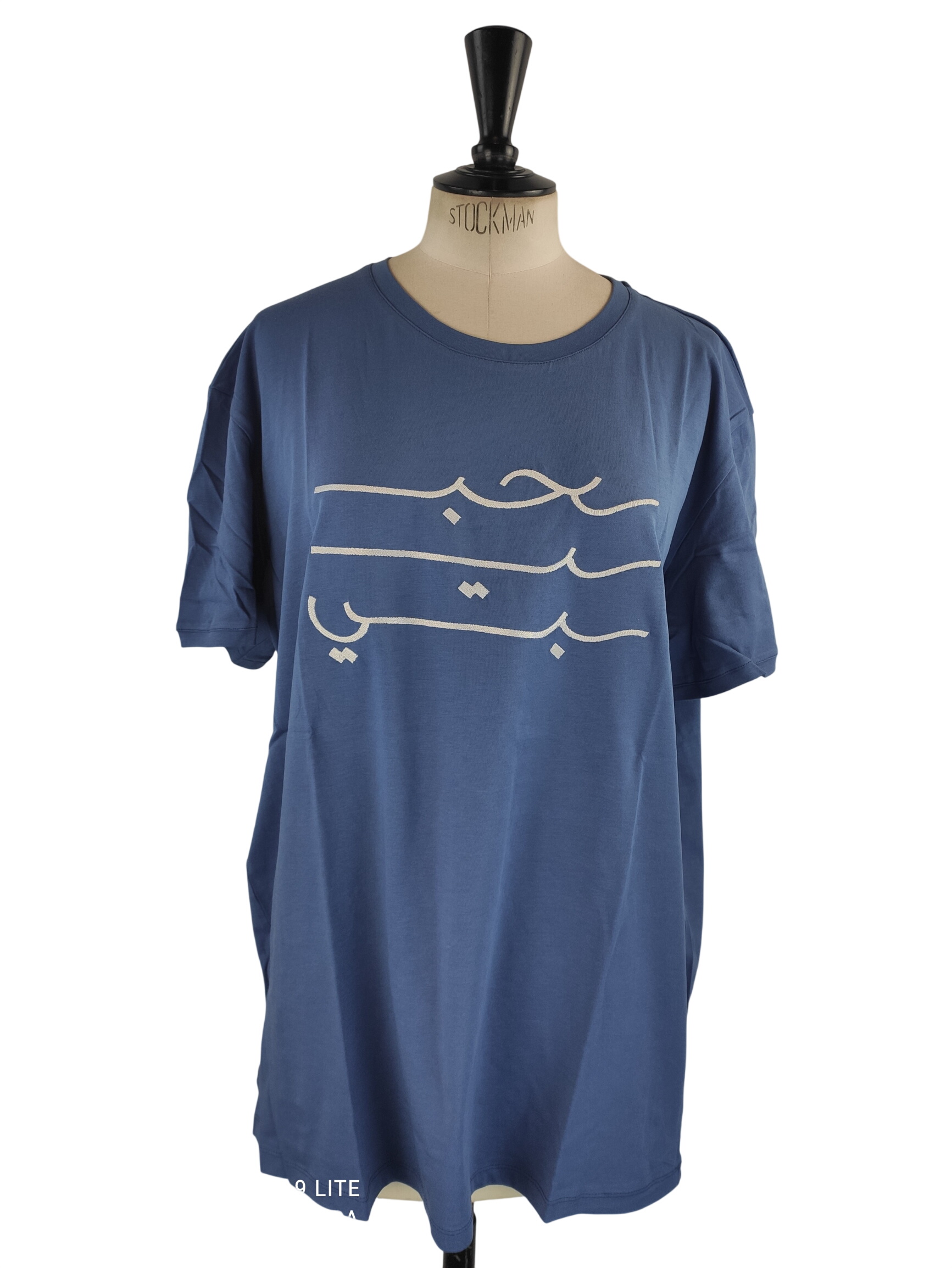 Acheter T-shirt bleu brut calligraphie arabe "Habibiti" écru – LYOUM – Taille XXL (Neuf) Parfait état - 10,00 € T-shirt bleu brut calligraphie arabe "Habibiti" écru – LYOUM – Taille XXL (Neuf) Parfait état reconditionné disponible sur Label Emmaüs