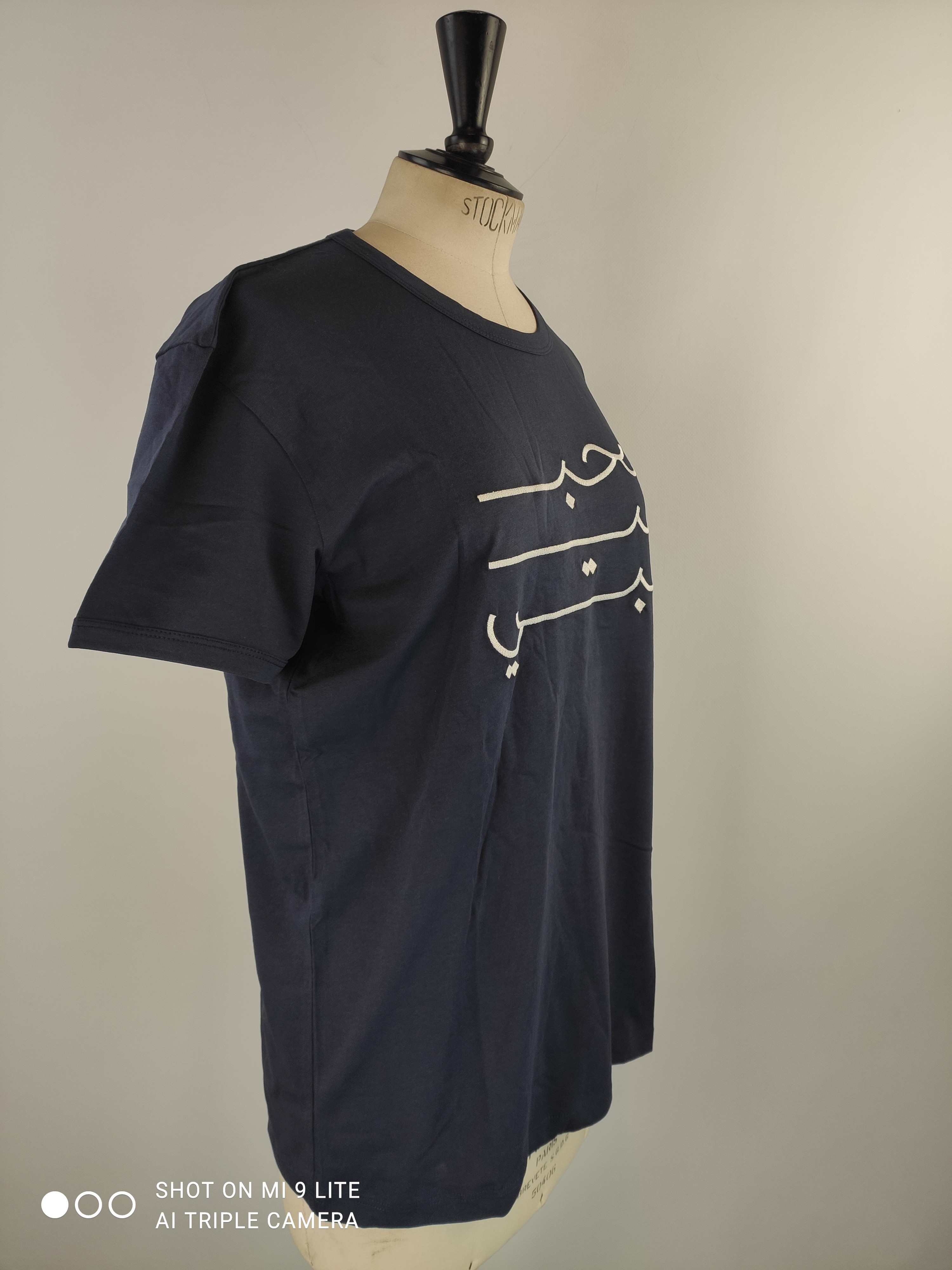 Voir photo 2 de T-shirt bleu sombre calligraphie arabe "Habibiti" écru – LYOUM – Taille M (Neuf) T-shirt bleu sombre calligraphie arabe "Habibiti" écru – LYOUM – Taille M (Neuf) Parfait état reconditionné photo 2