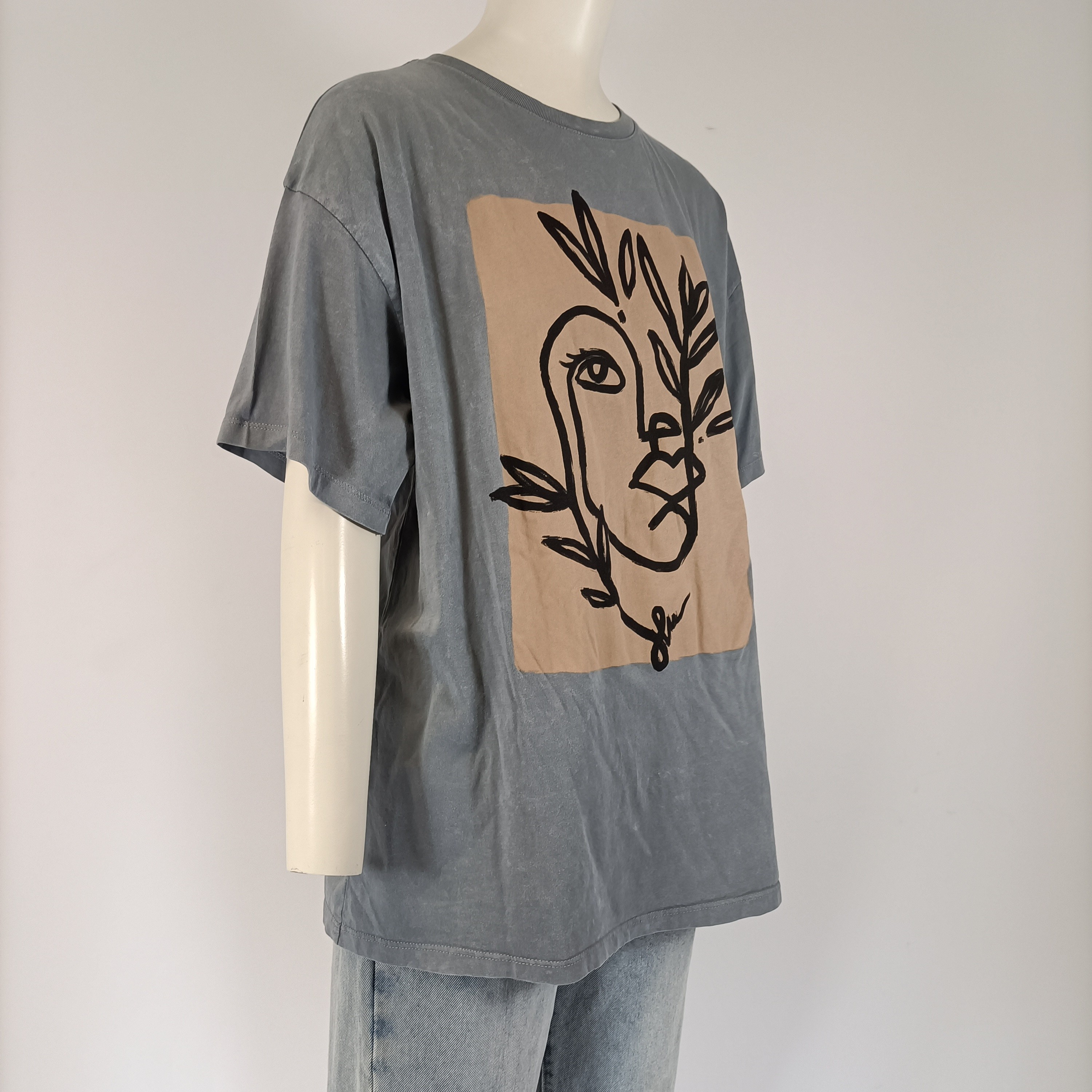 Voir photo 3 de T-shirt gris Pull&Bear oversize imprimé visage botanique manches courtes taille M T-shirt gris Pull&Bear oversize imprimé visage botanique manches courtes taille M Parfait état reconditionné photo 3