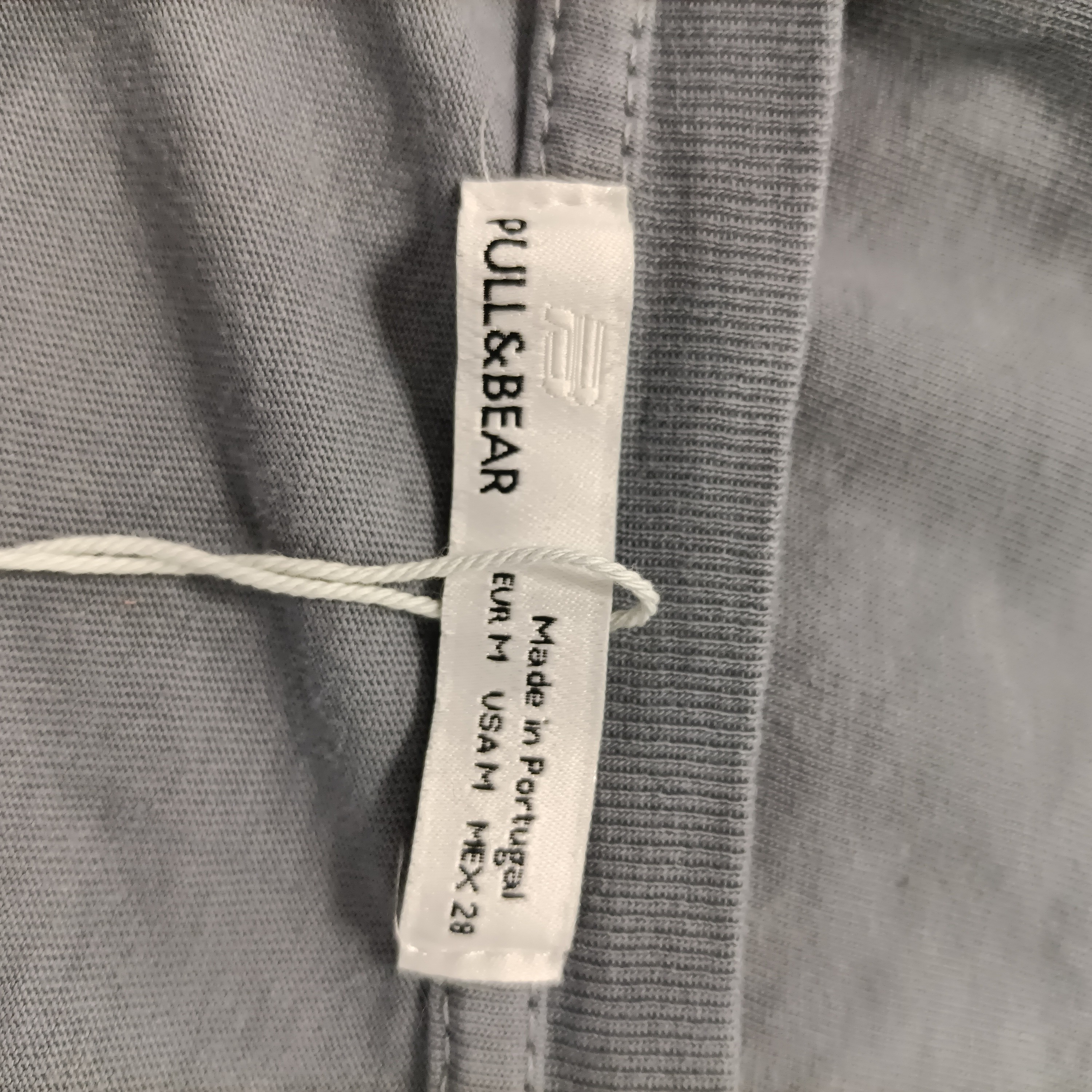 Voir photo 8 de T-shirt gris Pull&Bear oversize imprimé visage botanique manches courtes taille M T-shirt gris Pull&Bear oversize imprimé visage botanique manches courtes taille M Parfait état reconditionné photo 8