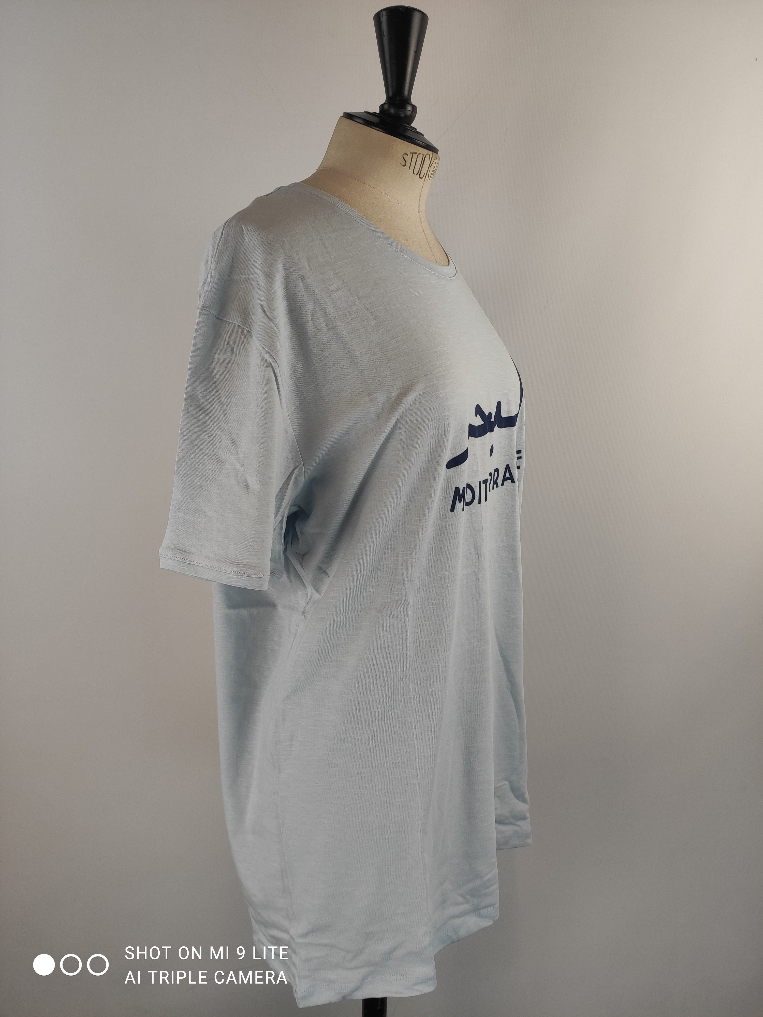 Voir photo 2 de T-shirt homme bleu clair calligraphie arabe "Méditerranée" – LYOUM – Taille XL (Neuf) T-shirt homme bleu clair calligraphie arabe "Méditerranée" – LYOUM – Taille XL (Neuf) Parfait état reconditionné photo 2