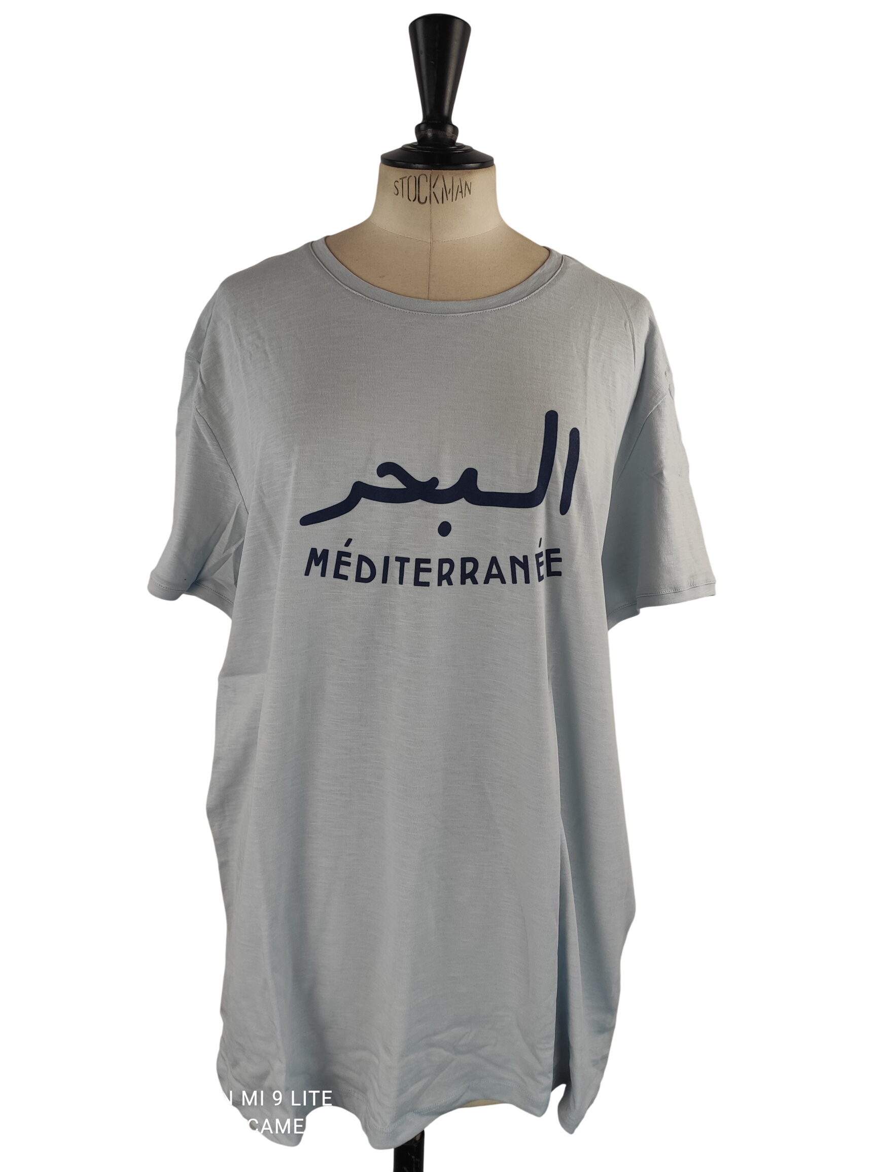 T-shirt homme bleu clair calligraphie arabe "Méditerranée" – LYOUM – Taille XL (Neuf) Parfait état - 10,00 € T-shirt homme bleu clair calligraphie arabe "Méditerranée" – LYOUM – Taille XL (Neuf) Parfait état reconditionné disponible sur Label Emmaüs