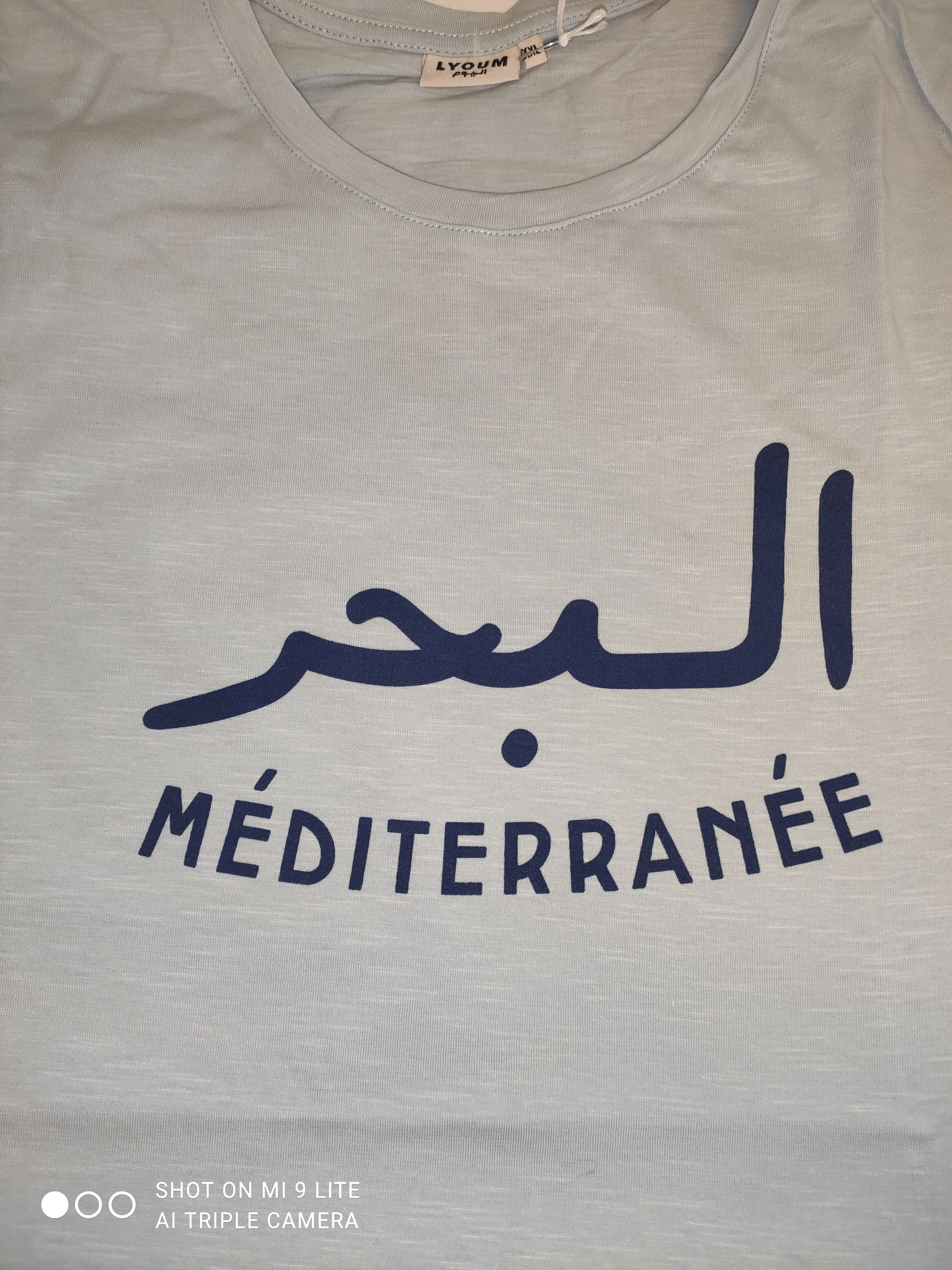 Voir photo 2 de T-shirt homme bleu clair calligraphie arabe "Méditerranée" – LYOUM – Taille XXL (Neuf) T-shirt homme bleu clair calligraphie arabe "Méditerranée" – LYOUM – Taille XXL (Neuf) Parfait état reconditionné photo 2