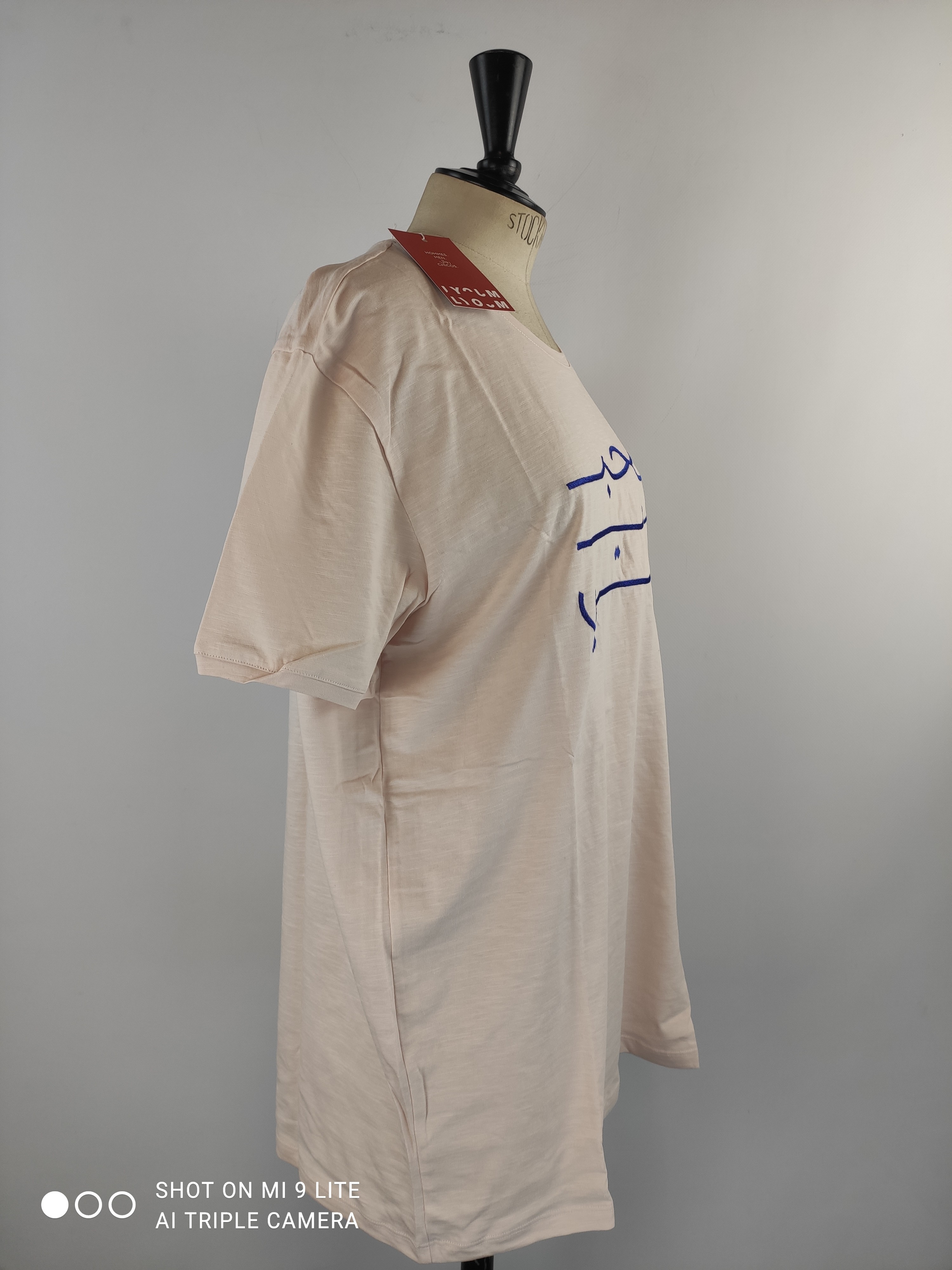 Voir photo 2 de T-shirt homme rose pâle calligraphie arabe "Habibiti" bleu – LYOUM – Taille XL (Neuf) T-shirt homme rose pâle calligraphie arabe "Habibiti" bleu – LYOUM – Taille XL (Neuf) Parfait état reconditionné photo 2
