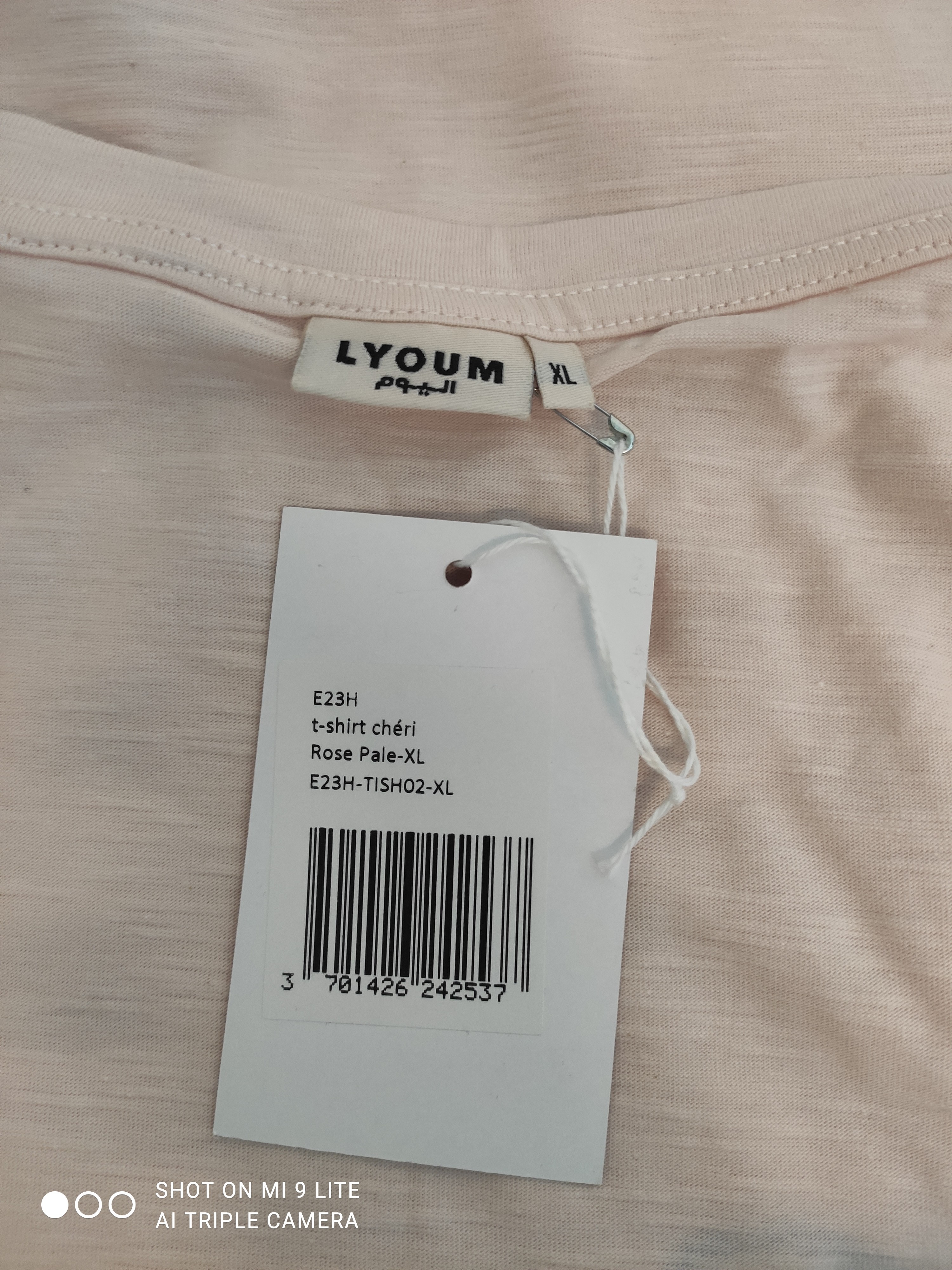 Voir photo 5 de T-shirt homme rose pâle calligraphie arabe "Habibiti" bleu – LYOUM – Taille XL (Neuf) T-shirt homme rose pâle calligraphie arabe "Habibiti" bleu – LYOUM – Taille XL (Neuf) Parfait état reconditionné photo 5