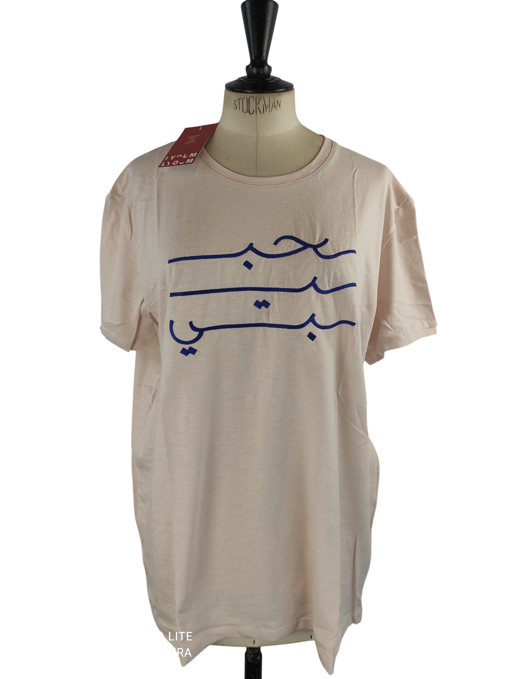 Acheter T-shirt homme rose pâle calligraphie arabe "Habibiti" bleu – LYOUM – Taille XL (Neuf) Parfait état - 10,00 € T-shirt homme rose pâle calligraphie arabe "Habibiti" bleu – LYOUM – Taille XL (Neuf) Parfait état reconditionné disponible sur Label Emmaüs