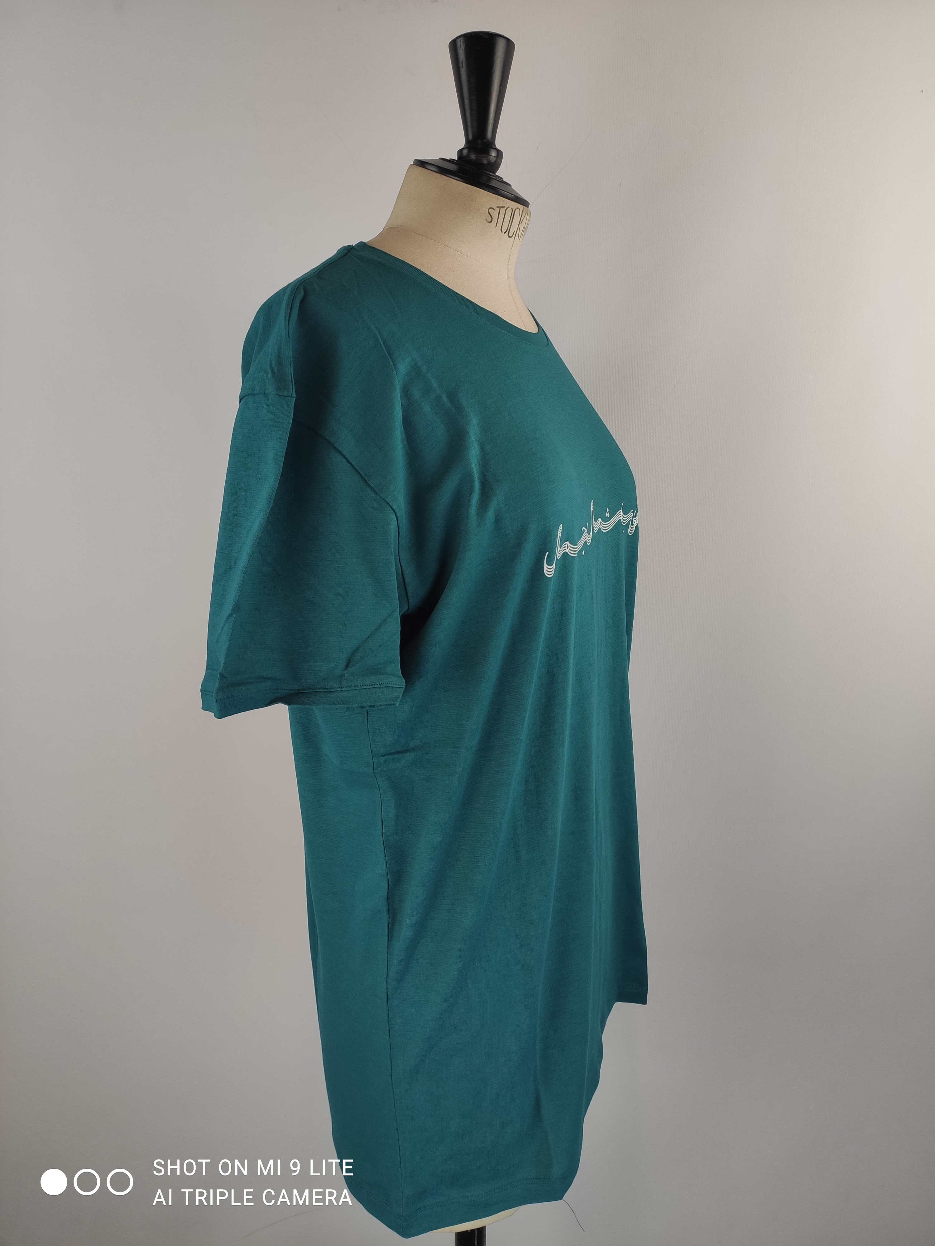 Voir photo 2 de T-shirt homme vert émeraude calligraphie arabe "chéri" – LYOUM – Taille S (Neuf) T-shirt homme vert émeraude calligraphie arabe "chéri" – LYOUM – Taille S (Neuf) Parfait état reconditionné photo 2