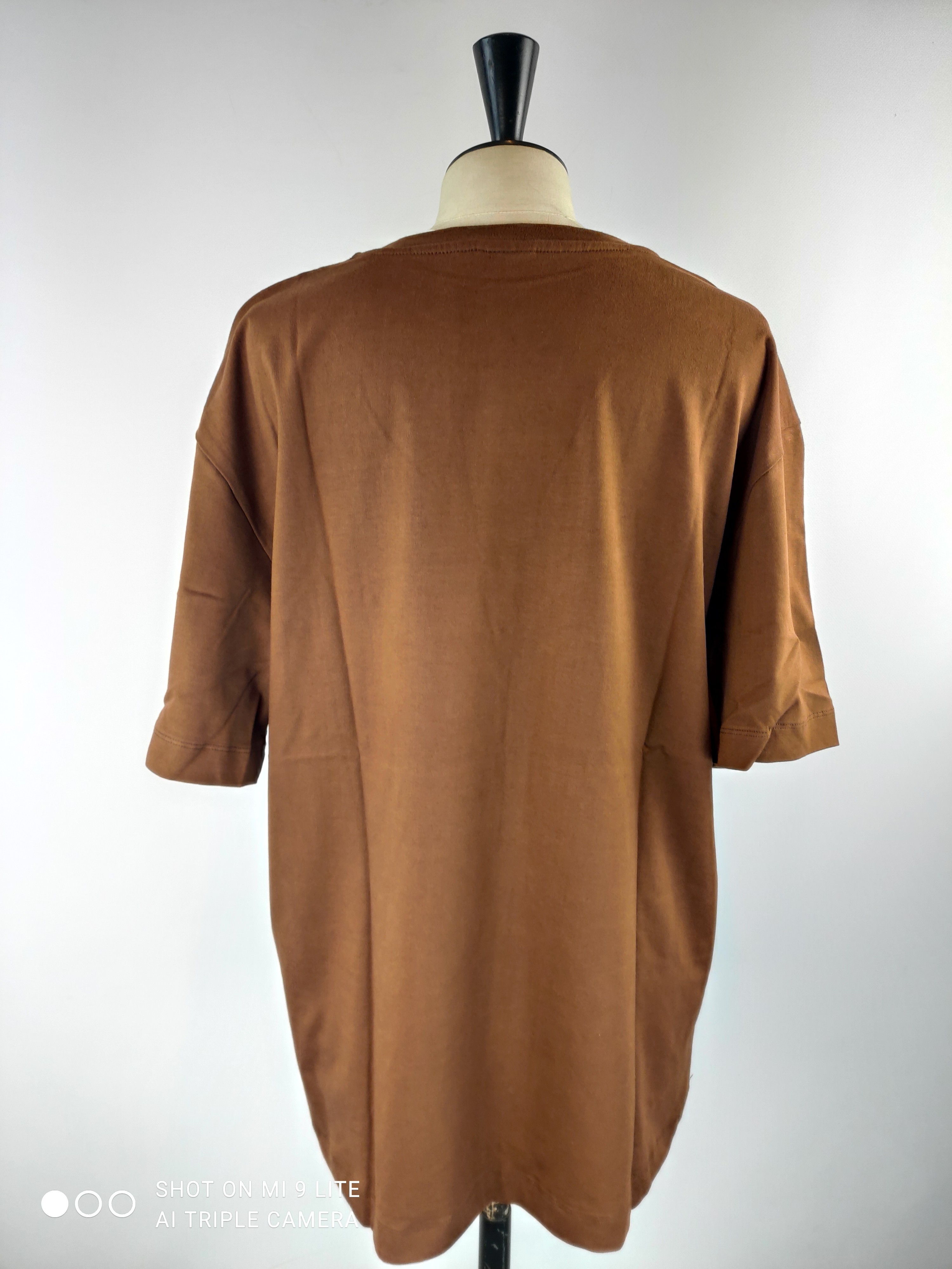 Voir photo 2 de T-shirt loose marron calligraphie arabe "Habibiti" – LYOUM – Taille L (Neuf) T-shirt loose marron calligraphie arabe "Habibiti" – LYOUM – Taille L (Neuf) Parfait état reconditionné photo 2