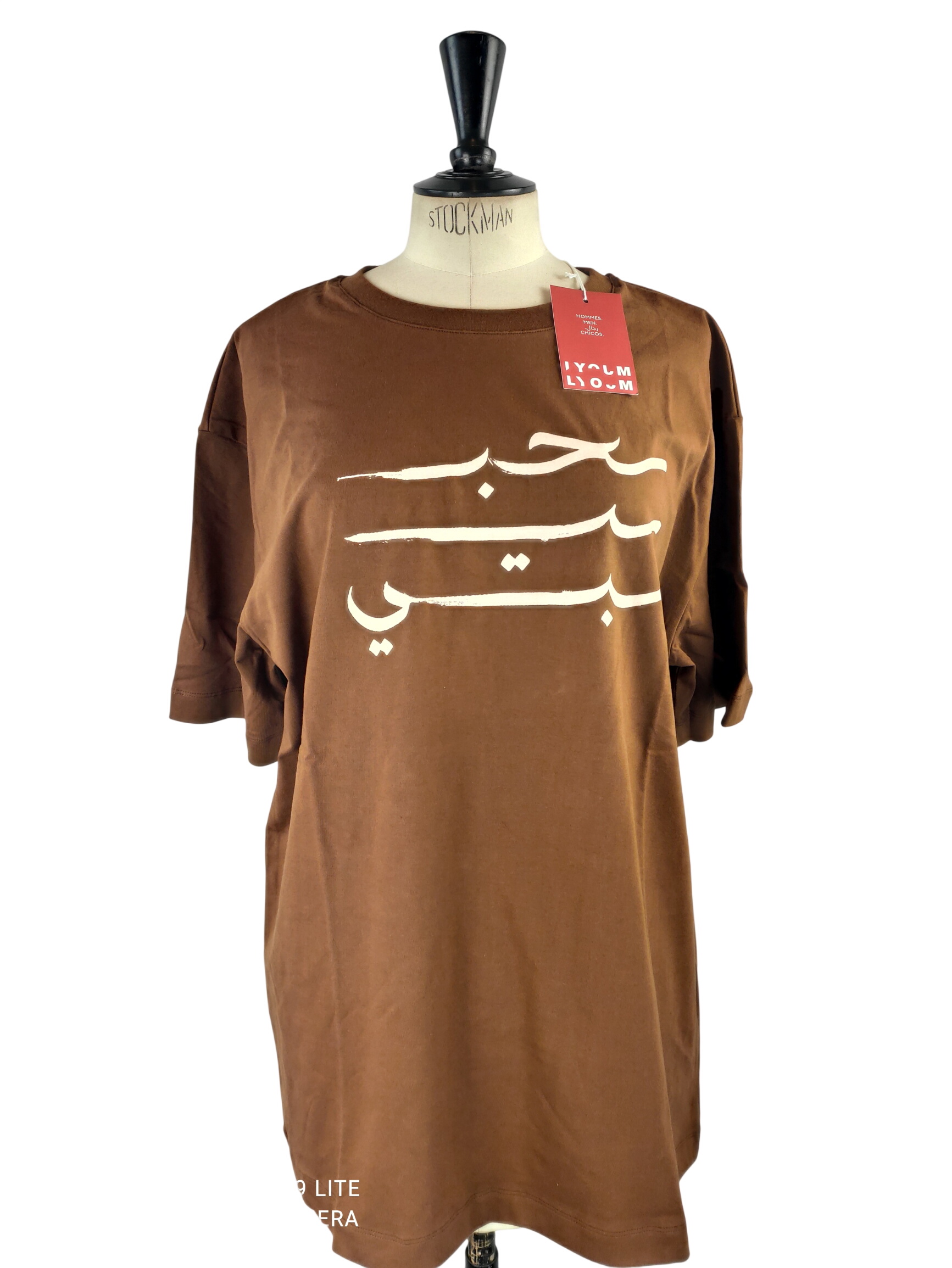 Acheter T-shirt loose marron calligraphie arabe "Habibiti" – LYOUM – Taille XL (Neuf) Parfait état - 10,00 € T-shirt loose marron calligraphie arabe "Habibiti" – LYOUM – Taille XL (Neuf) Parfait état reconditionné disponible sur Label Emmaüs