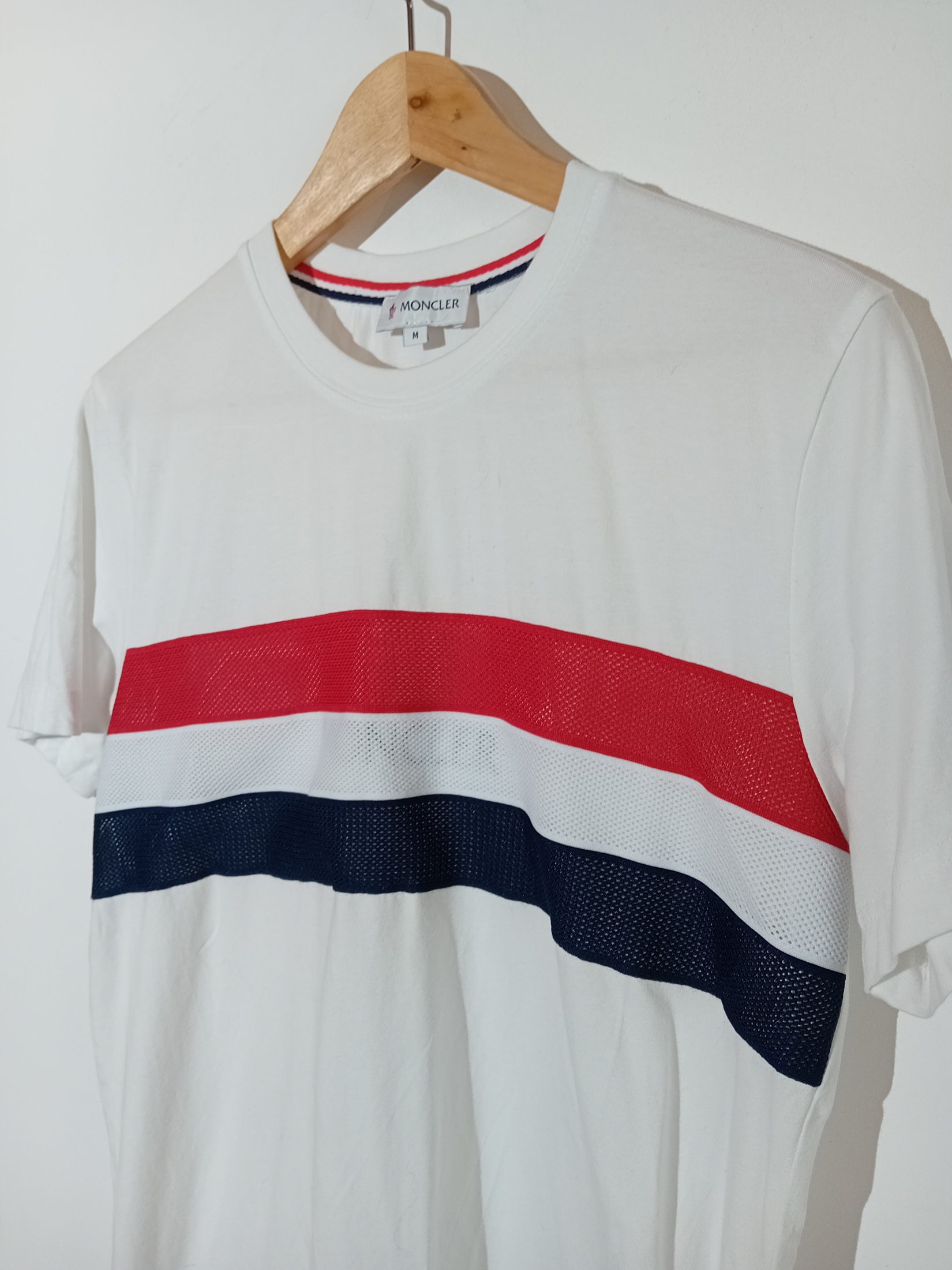 Voir photo 3 de T-shirt Moncler Blanc À Bandes Tricolores (T5897) T-shirt Moncler Blanc À Bandes Tricolores (T5897) reconditionné photo 3