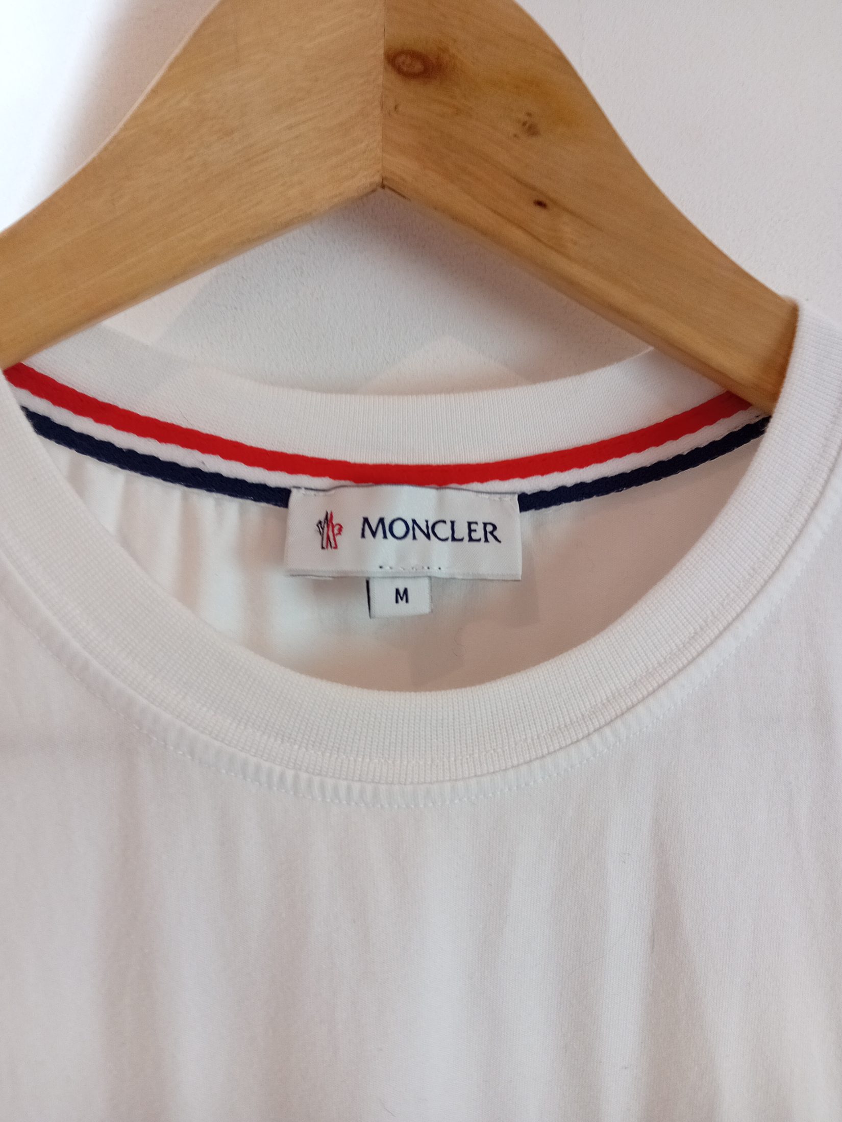 Voir photo 4 de T-shirt Moncler Blanc À Bandes Tricolores (T5897) T-shirt Moncler Blanc À Bandes Tricolores (T5897) reconditionné photo 4