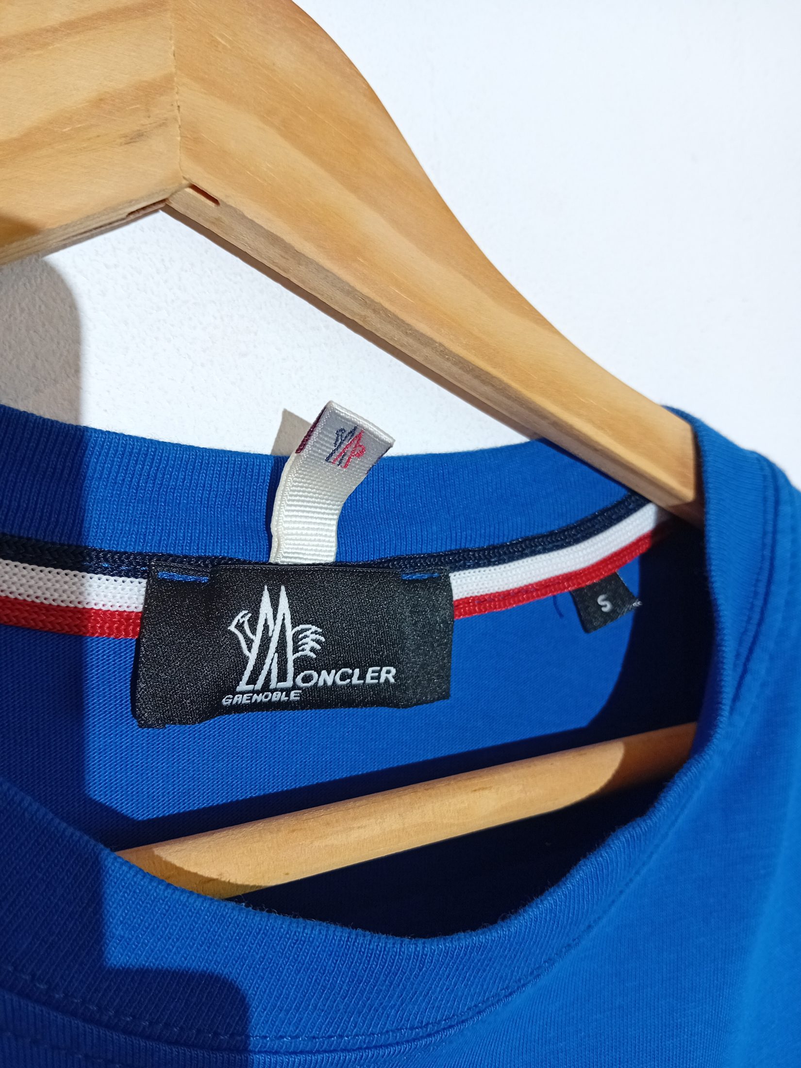 Voir photo 5 de T-shirt Moncler Grenoble Bleu Logo Blanc S (T5908) T-shirt Moncler Grenoble Bleu Logo Blanc S (T5908) Très bon état reconditionné photo 5