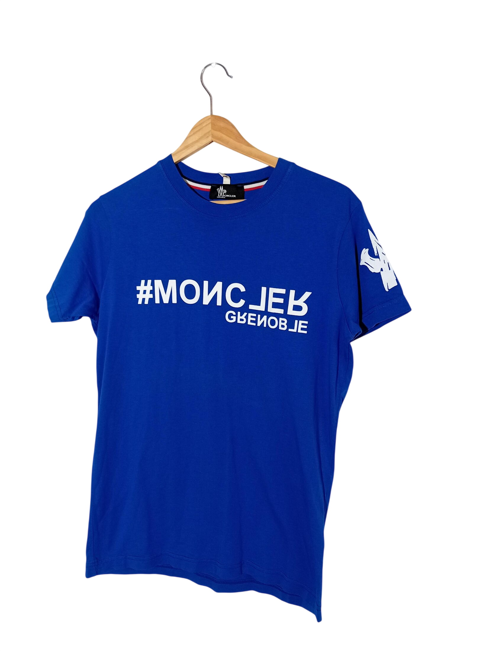 T-shirt Moncler Grenoble Bleu Logo Blanc S (T5908) Très bon état - 44,00 € T-shirt Moncler Grenoble Bleu Logo Blanc S (T5908) Très bon état reconditionné disponible sur Label Emmaüs