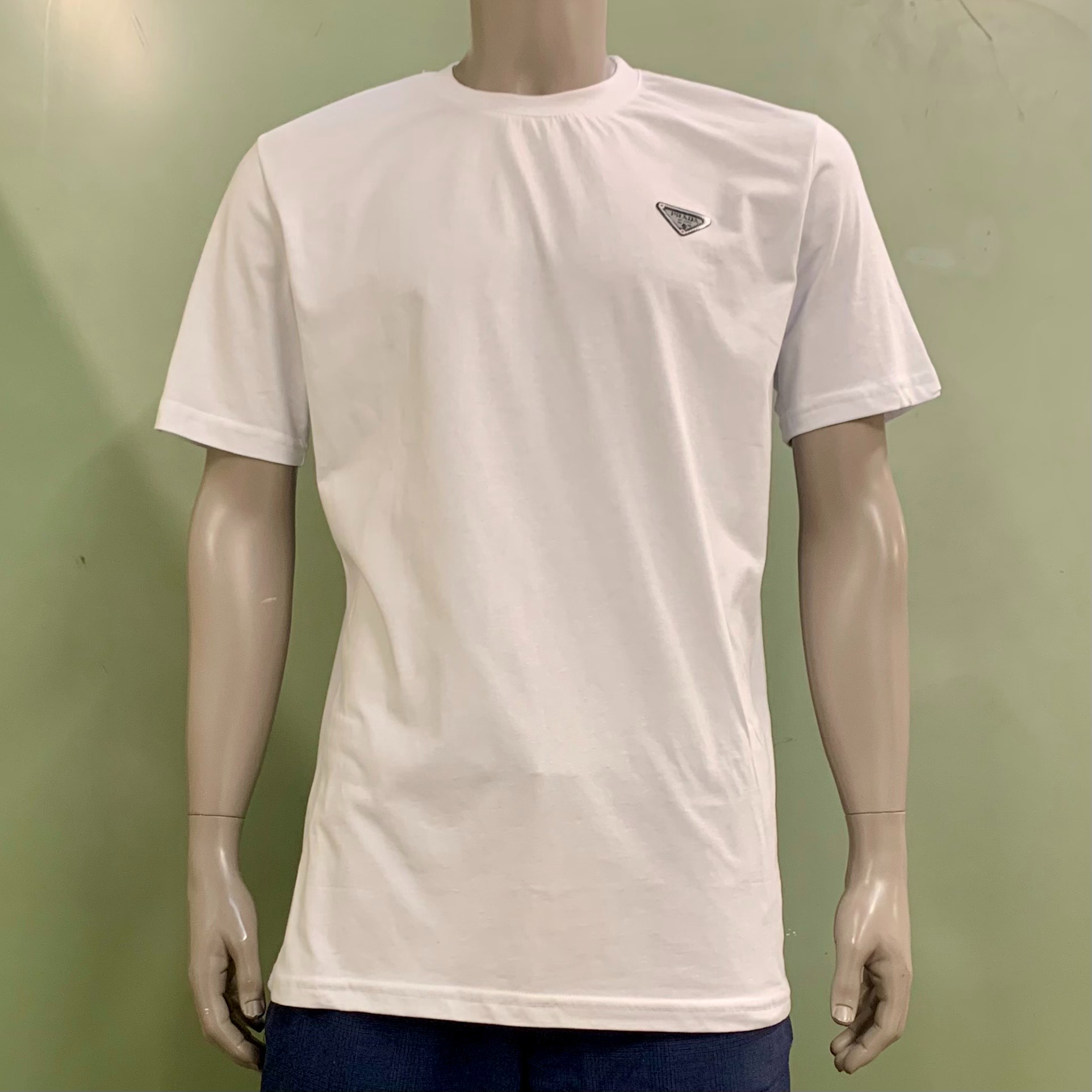 T-Shirt Prada XL Très bon état - 70,00 € T-Shirt Prada XL Très bon état reconditionné disponible sur Label Emmaüs