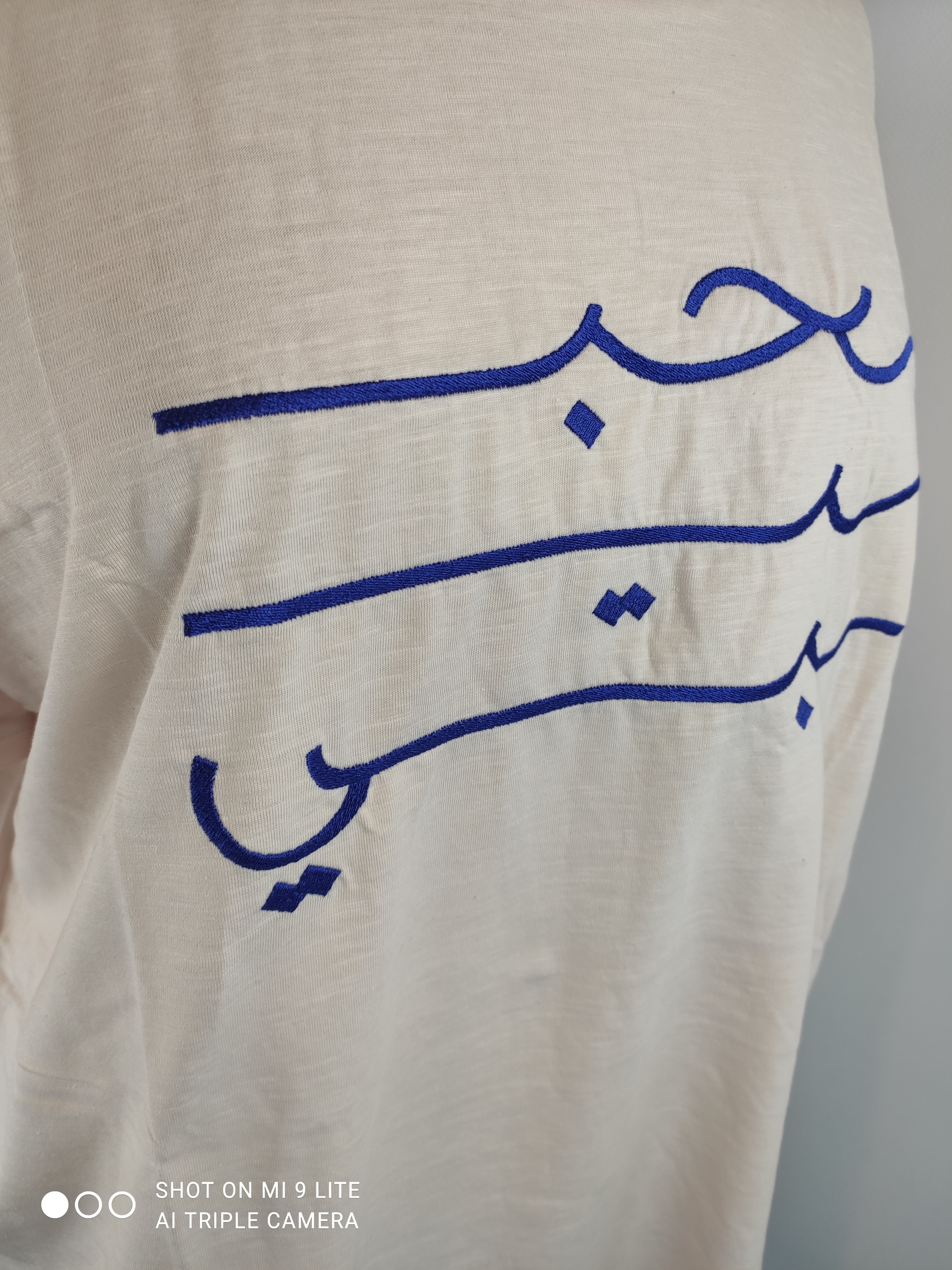 Voir photo 3 de T-shirt rose pâle calligraphie arabe "Habibiti" bleu – LYOUM – Taille M (Neuf) T-shirt rose pâle calligraphie arabe "Habibiti" bleu – LYOUM – Taille M (Neuf) Parfait état reconditionné photo 3