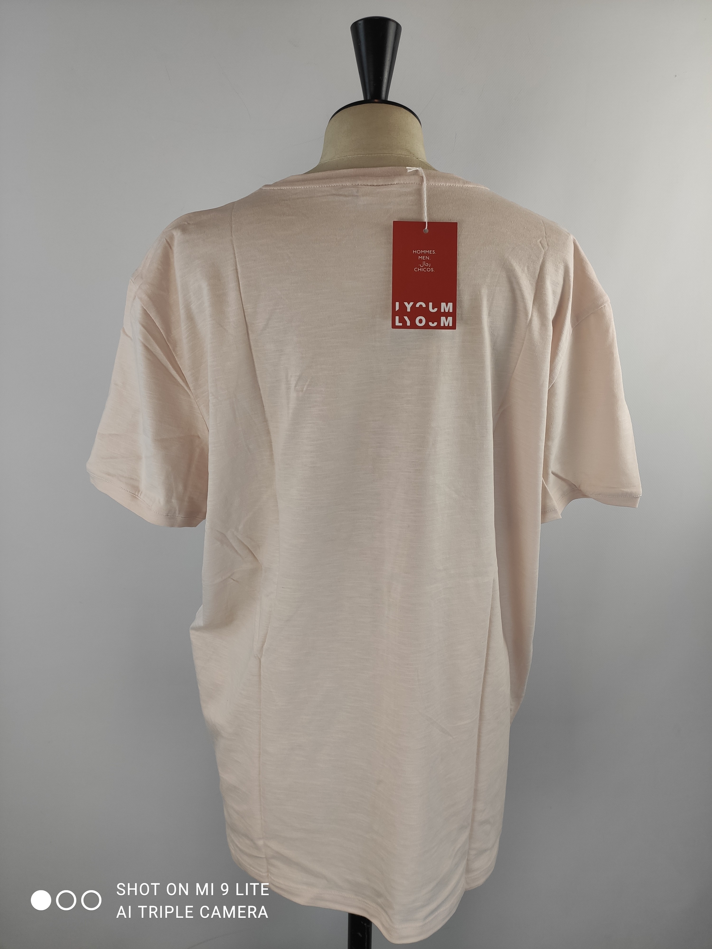 Voir photo 4 de T-shirt rose pâle calligraphie arabe "Habibiti" bleu – LYOUM – Taille M (Neuf) T-shirt rose pâle calligraphie arabe "Habibiti" bleu – LYOUM – Taille M (Neuf) Parfait état reconditionné photo 4