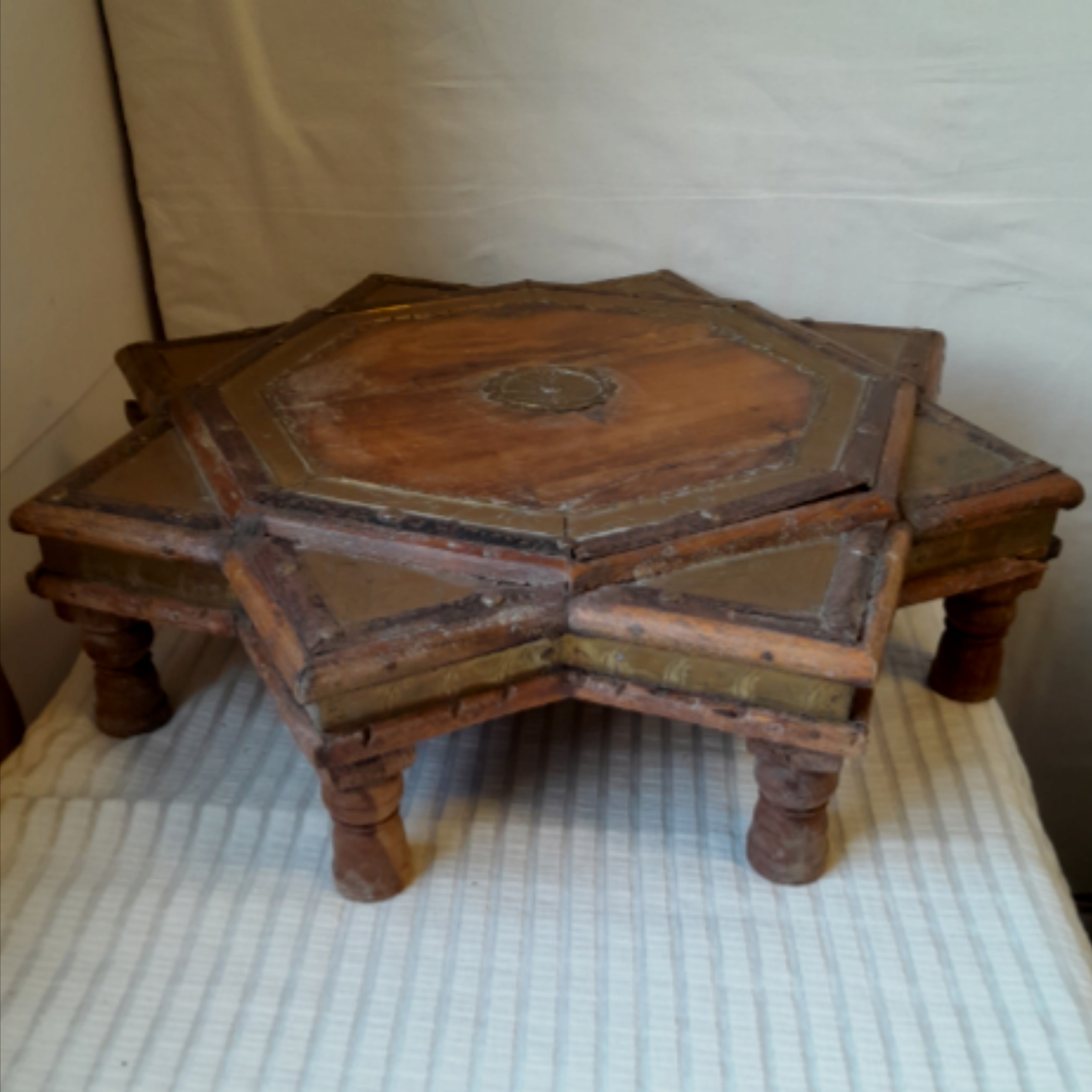 Voir photo 3 de Table basse bois et laiton, style indien Table basse bois et laiton, style indien Bon état reconditionné photo 3
