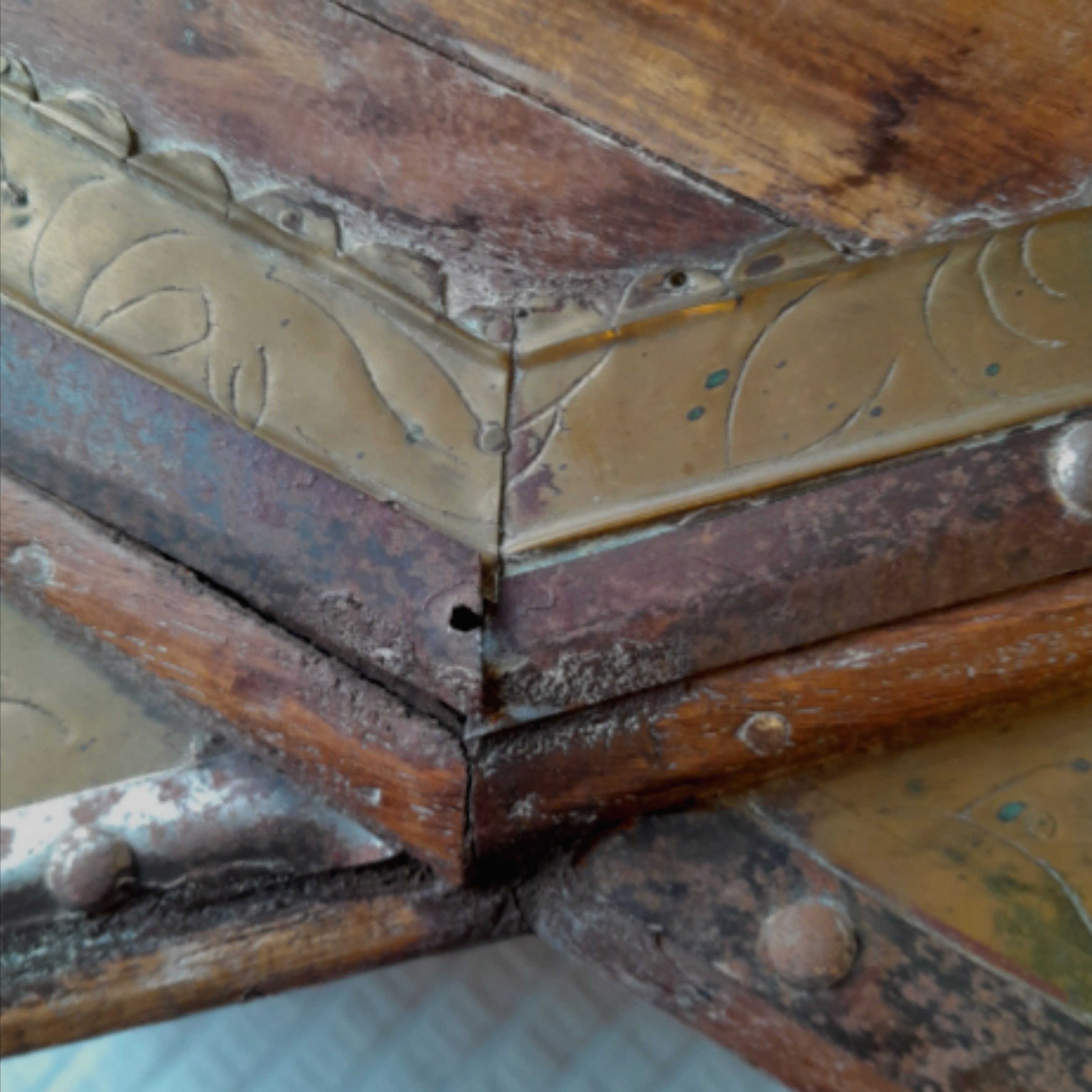 Voir photo 4 de Table basse bois et laiton, style indien Table basse bois et laiton, style indien Bon état reconditionné photo 4