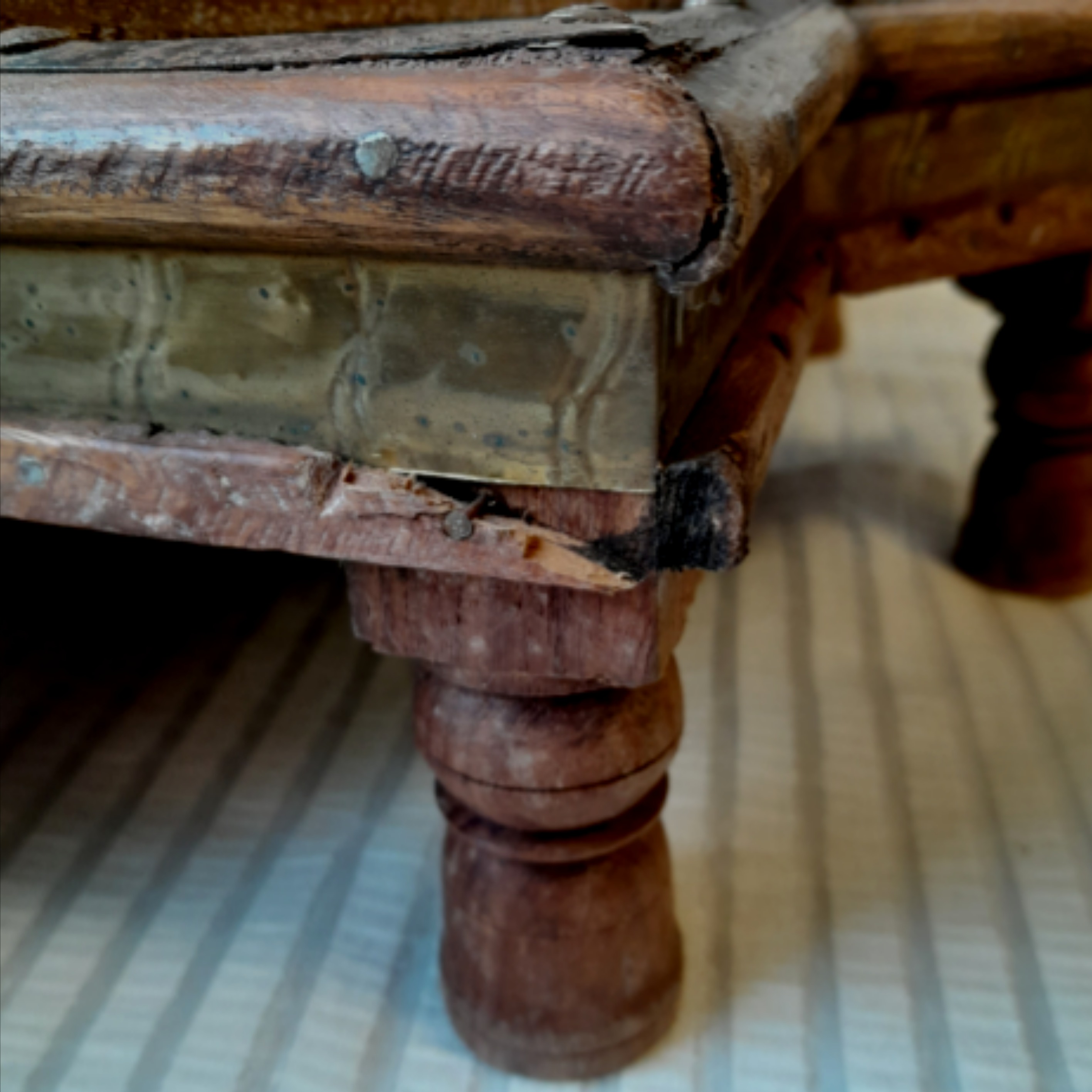 Voir photo 5 de Table basse bois et laiton, style indien Table basse bois et laiton, style indien Bon état reconditionné photo 5
