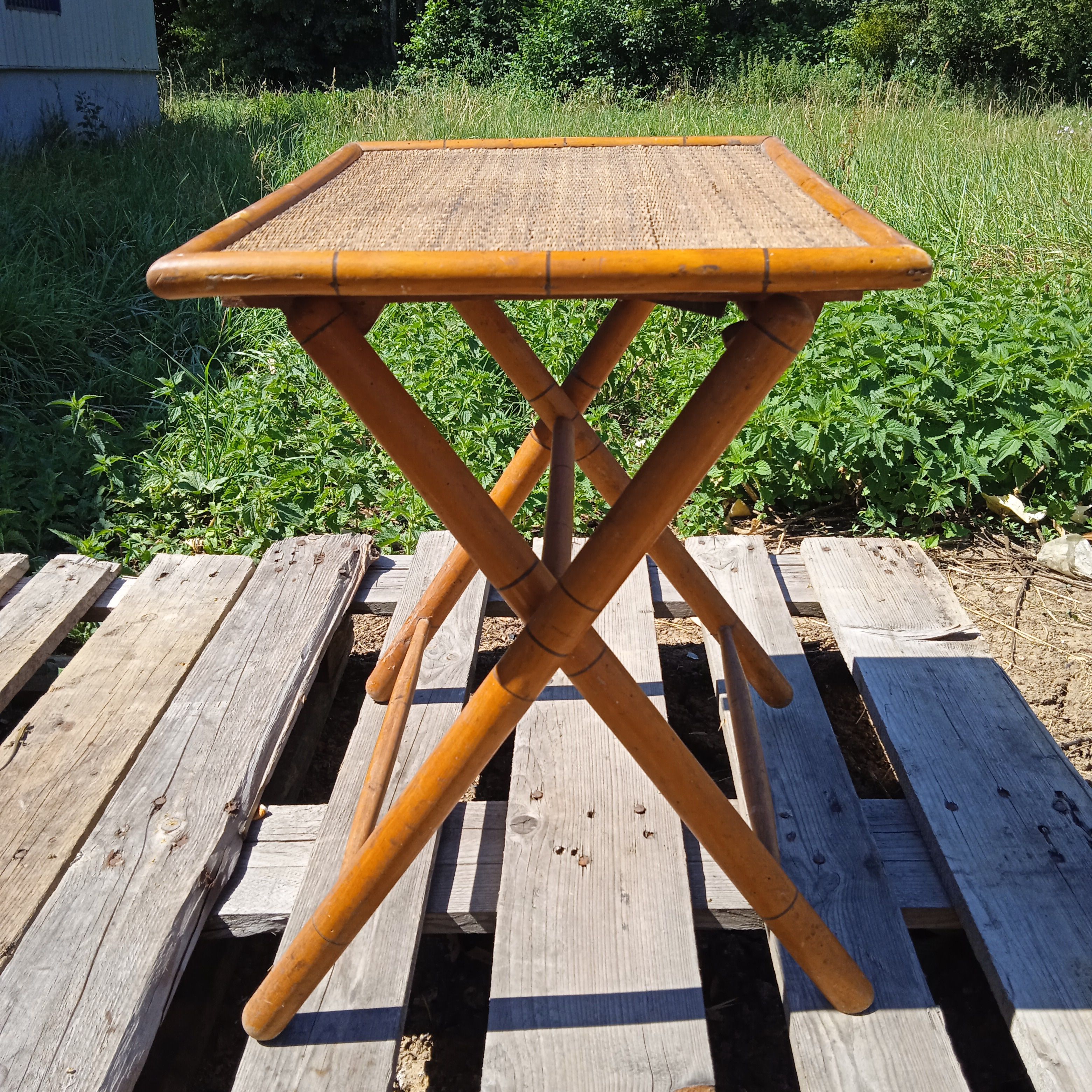 Voir photo 2 de Table Basse d'appoint Pliante imitation Bambou Table Basse d'appoint Pliante imitation Bambou État correct reconditionné photo 2